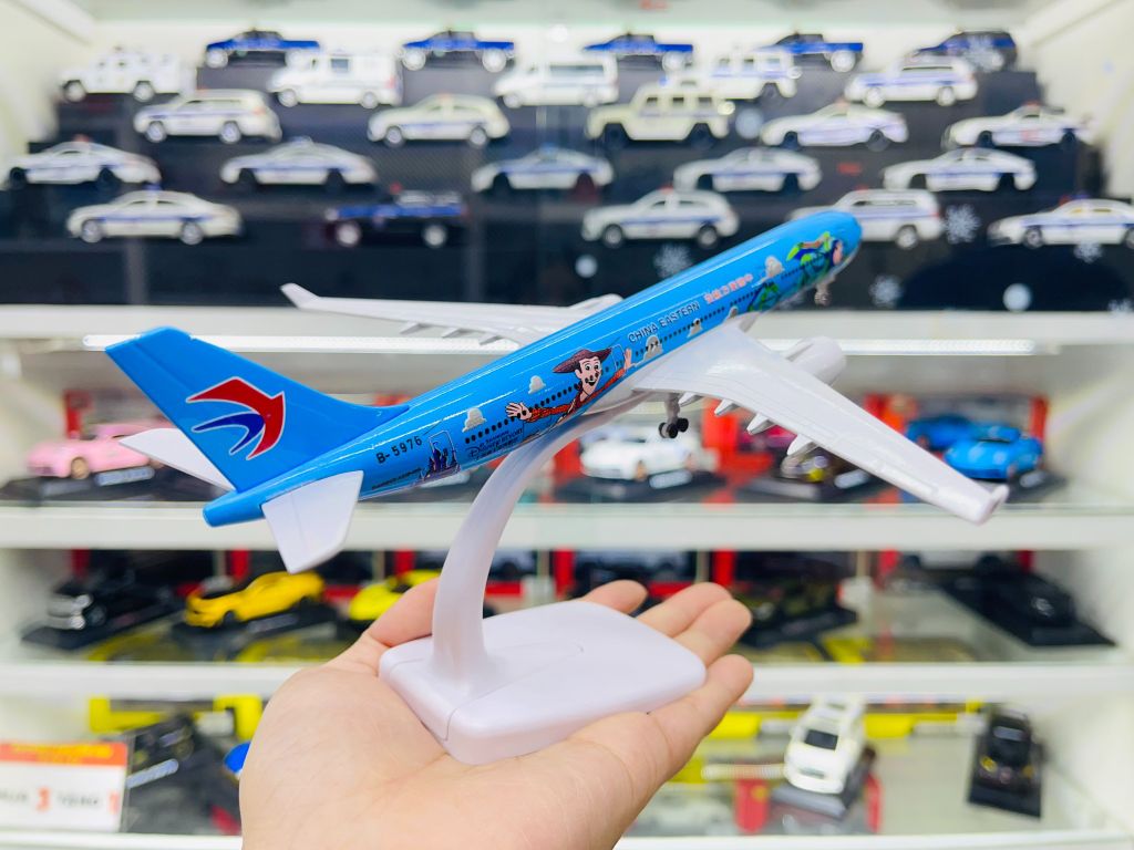 Mô hình máy bay China Eastern Buzz & Woody Airbus A330 kích thước 20cm MB20095