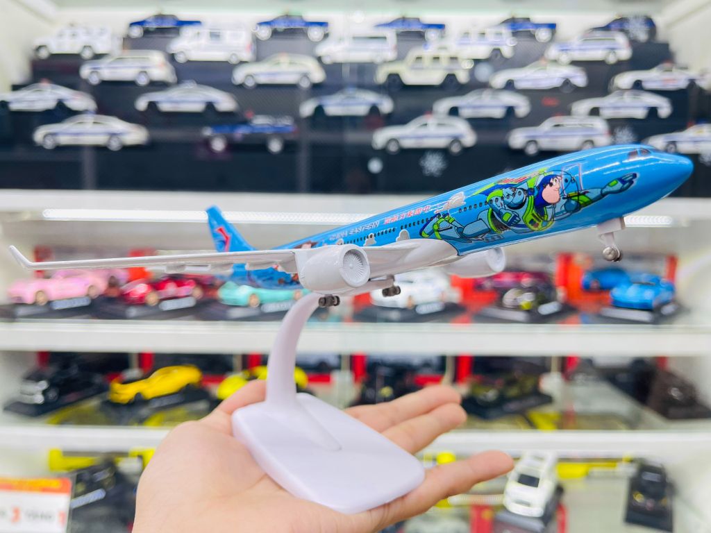Mô hình máy bay China Eastern Buzz & Woody Airbus A330 kích thước 20cm MB20095