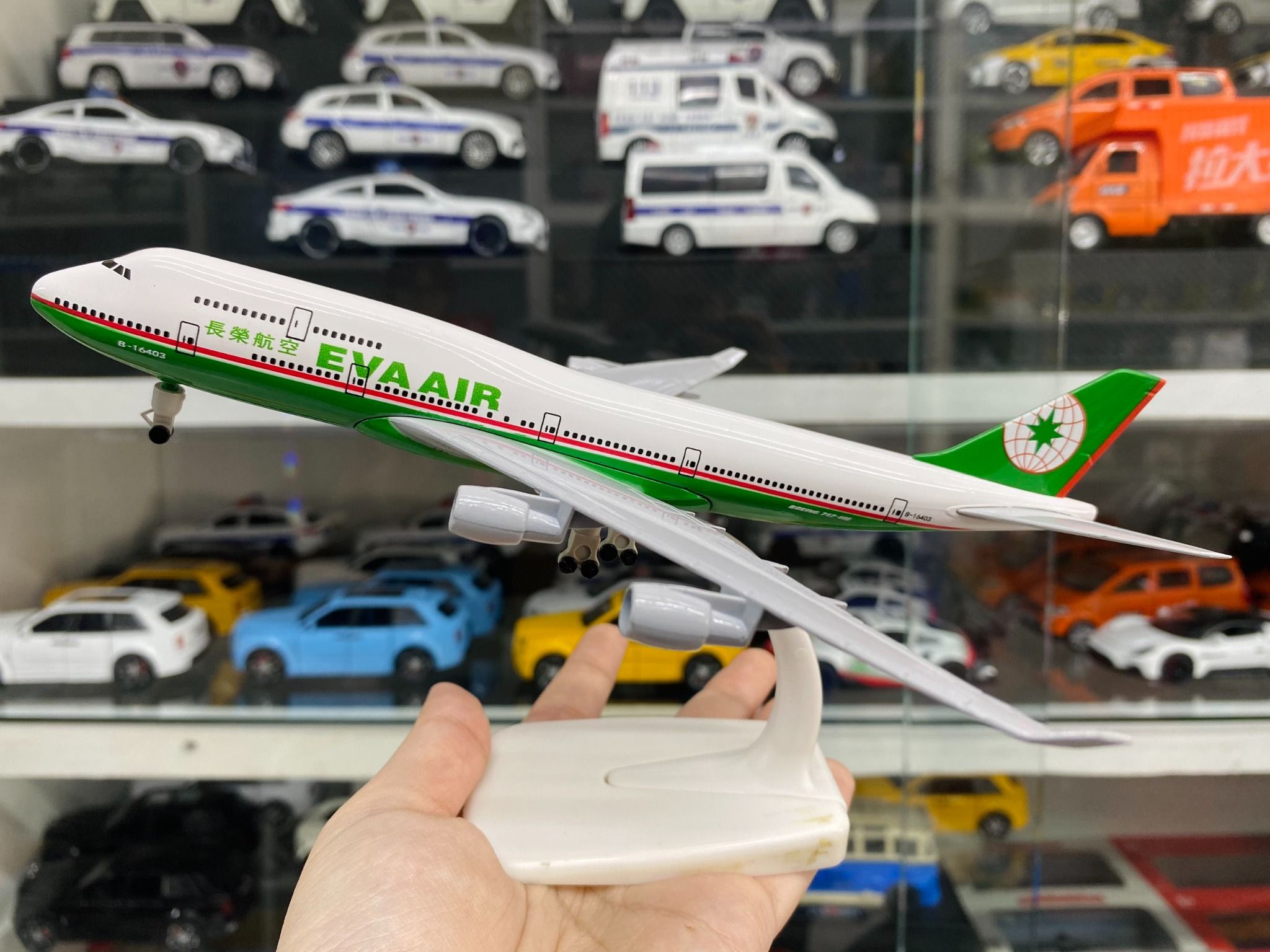 Mô hình máy bay EVA Air Boeing B747 20cm MB20102
