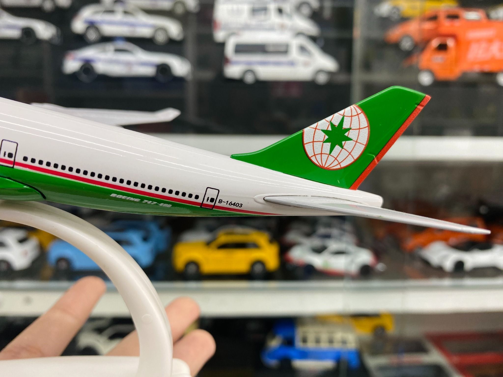 Mô hình máy bay EVA Air Boeing B747 20cm MB20102
