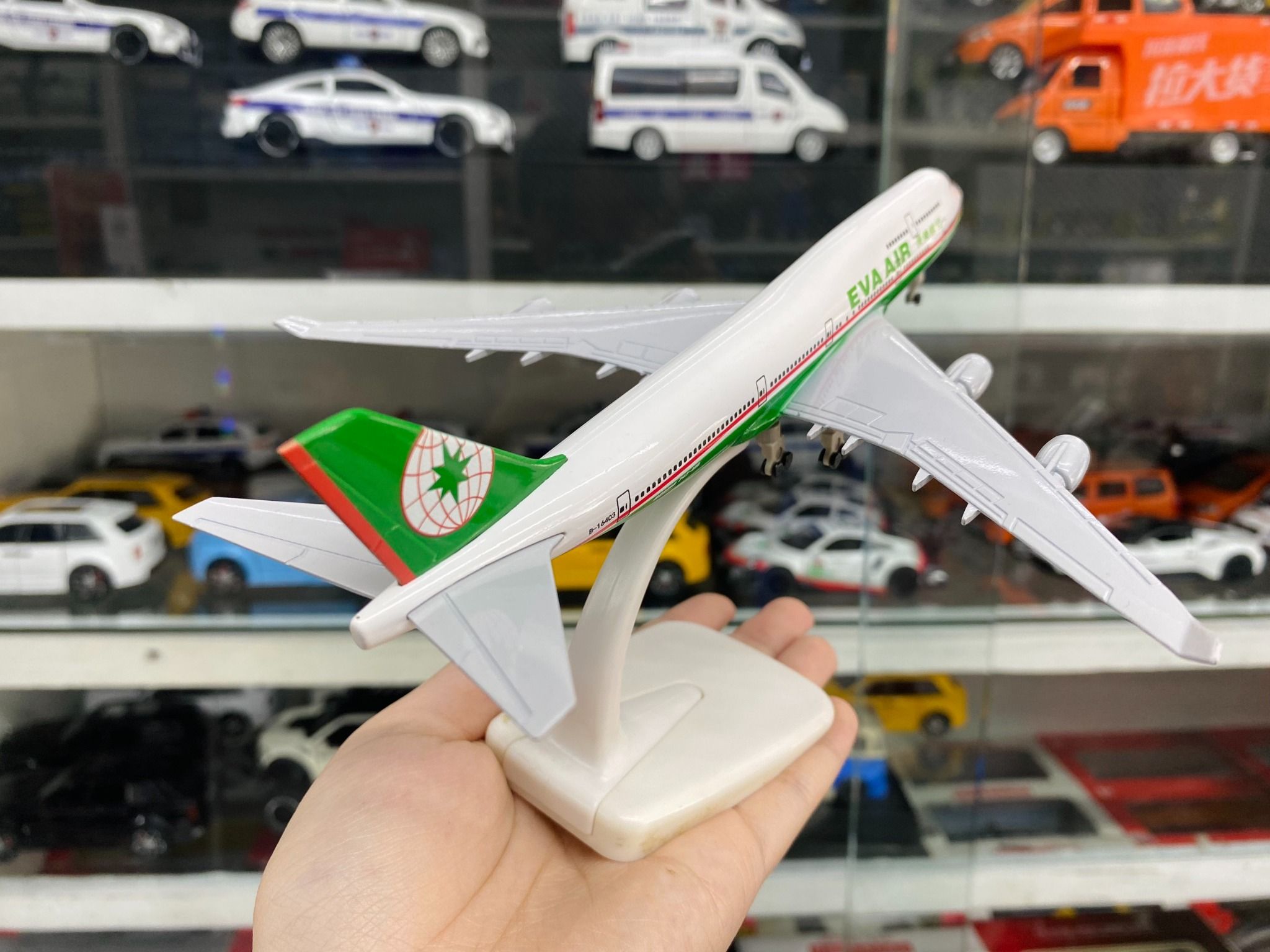 Mô hình máy bay EVA Air Boeing B747 20cm MB20102
