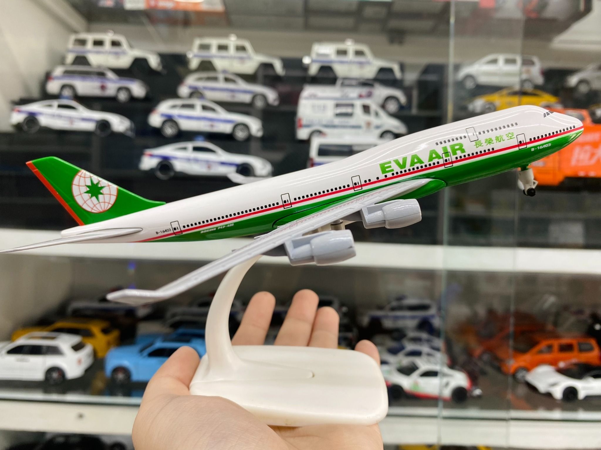 Mô hình máy bay EVA Air Boeing B747 20cm MB20102