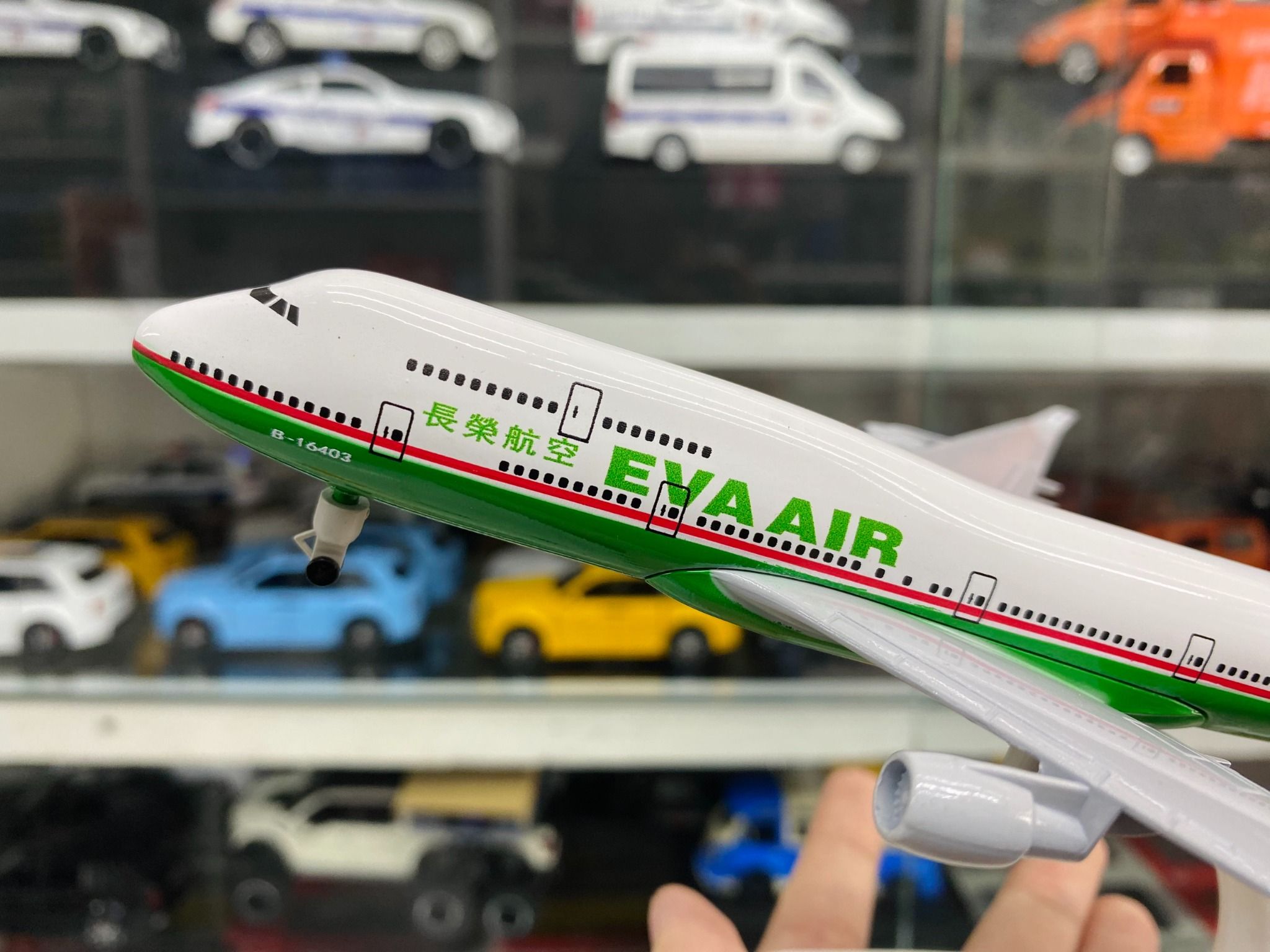 Mô hình máy bay EVA Air Boeing B747 20cm MB20102