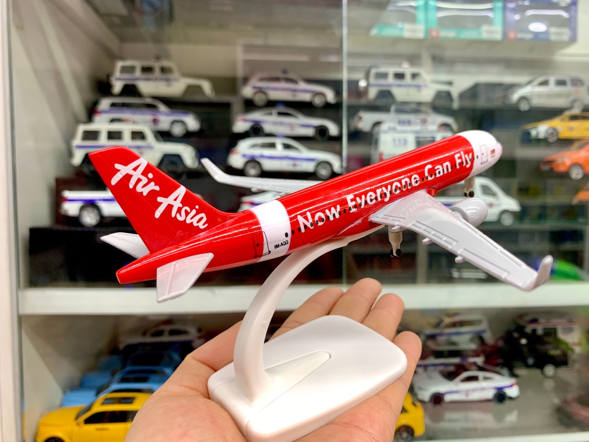 Mô hình máy bay Air Asia Now Everyone Can Fly Airbus A320-200 có bánh xe 20cm MB20107