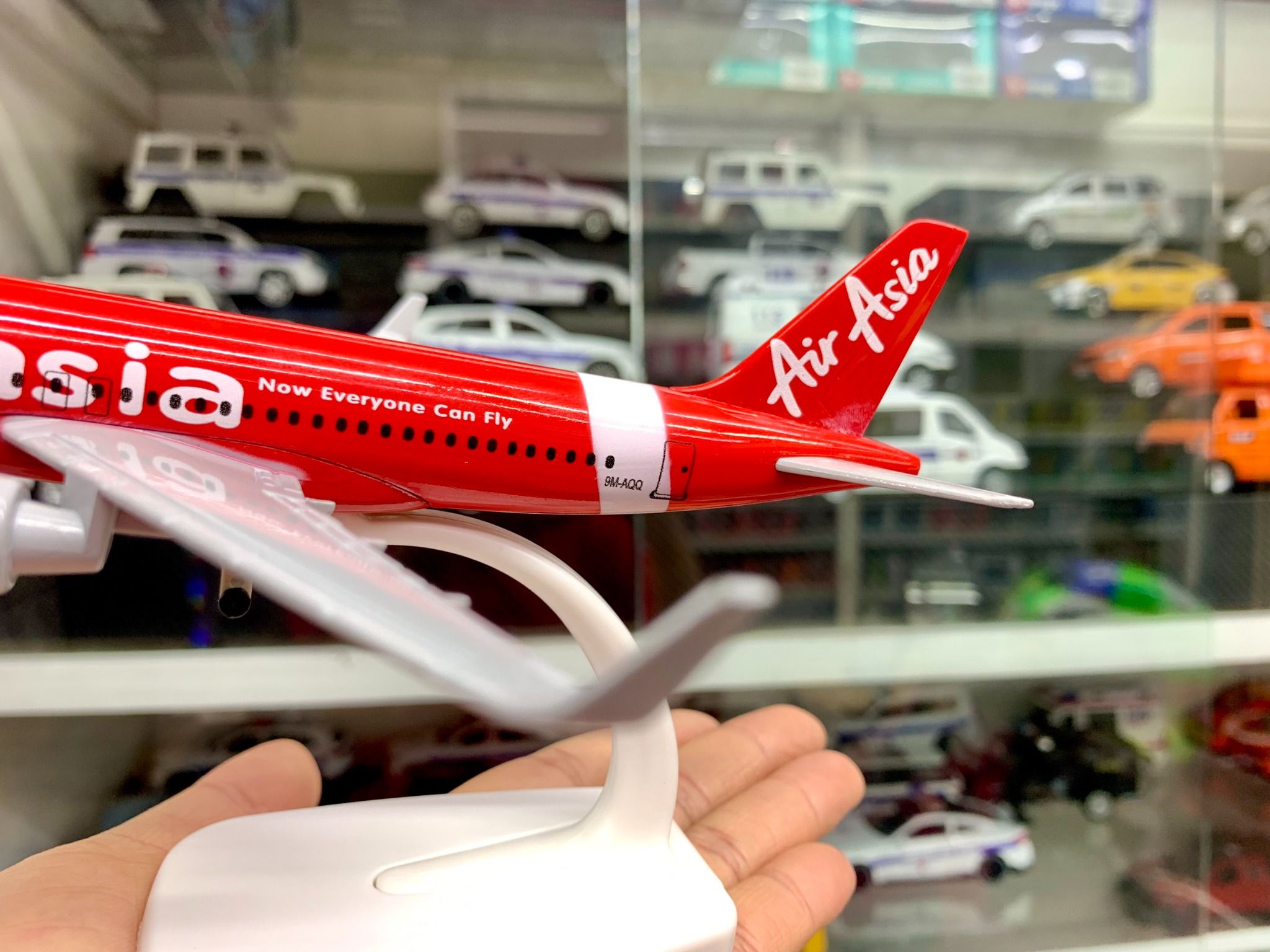 Mô hình máy bay Air Asia Now Everyone Can Fly Airbus A320-200 có bánh xe 20cm MB20107