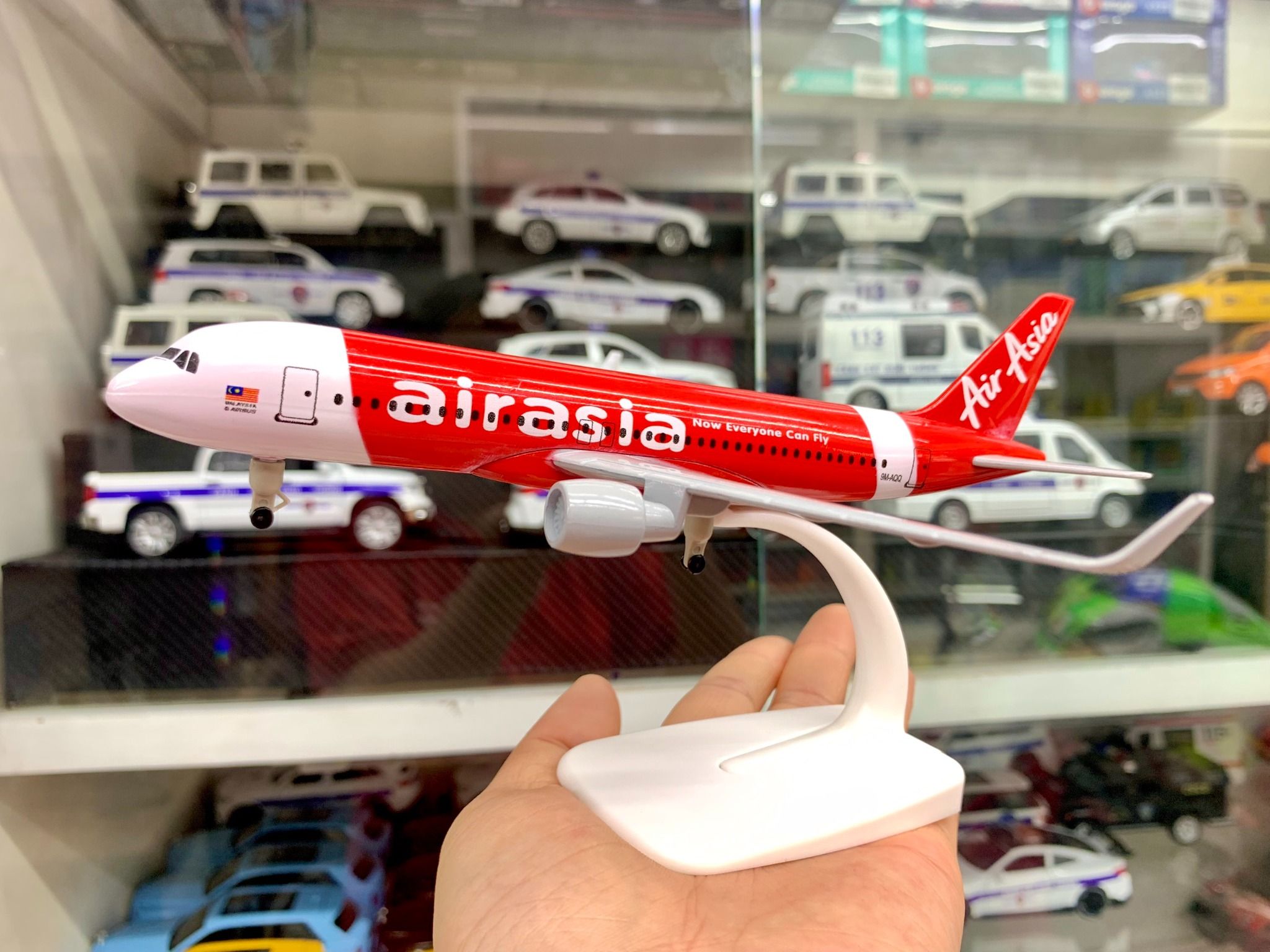 Mô hình máy bay Air Asia Now Everyone Can Fly Airbus A320-200 có bánh xe 20cm MB20107