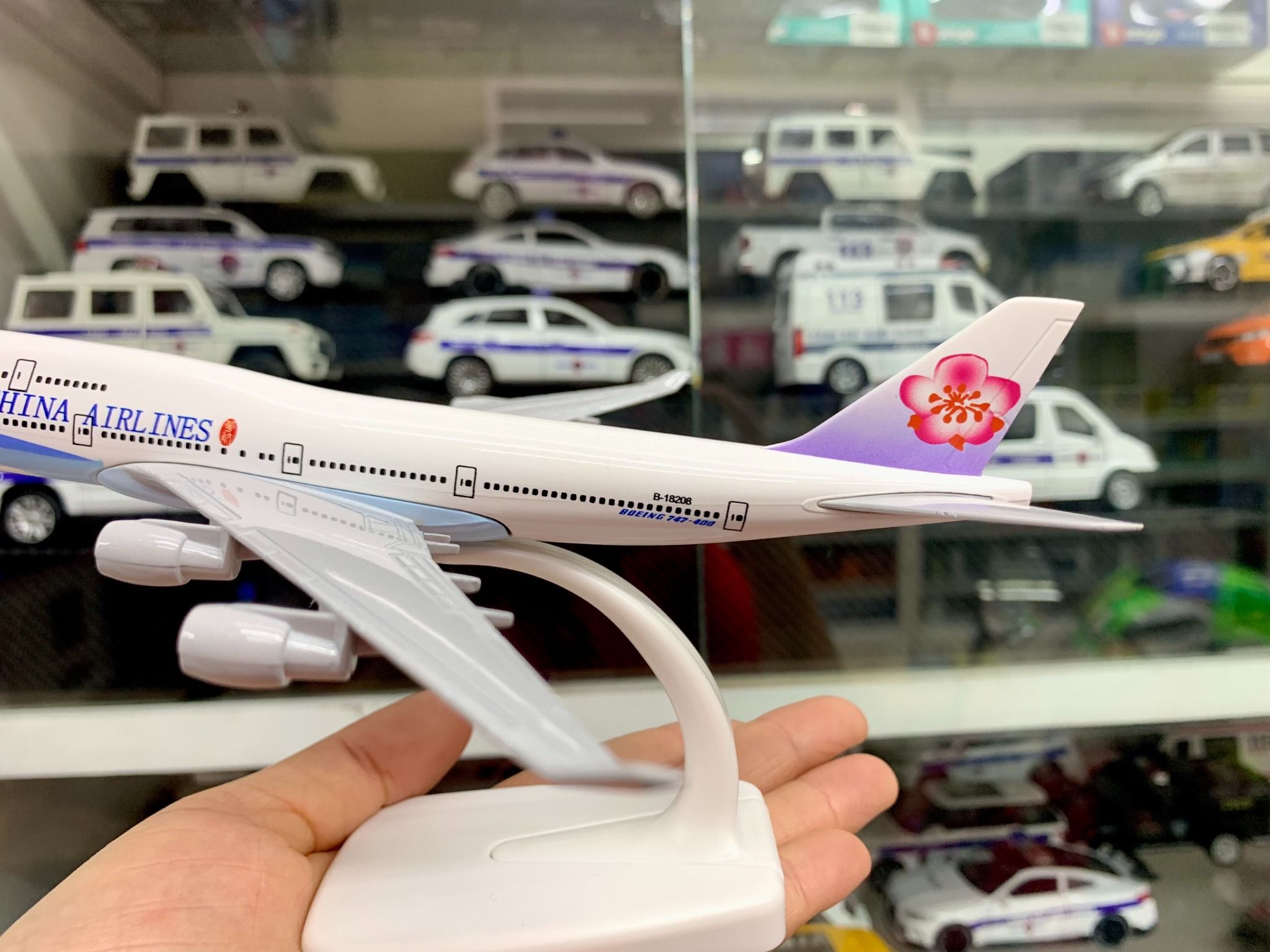 Mô hình máy bay China Airlines Boeing B747-400 có bánh xe kích thước 20cm MB20108