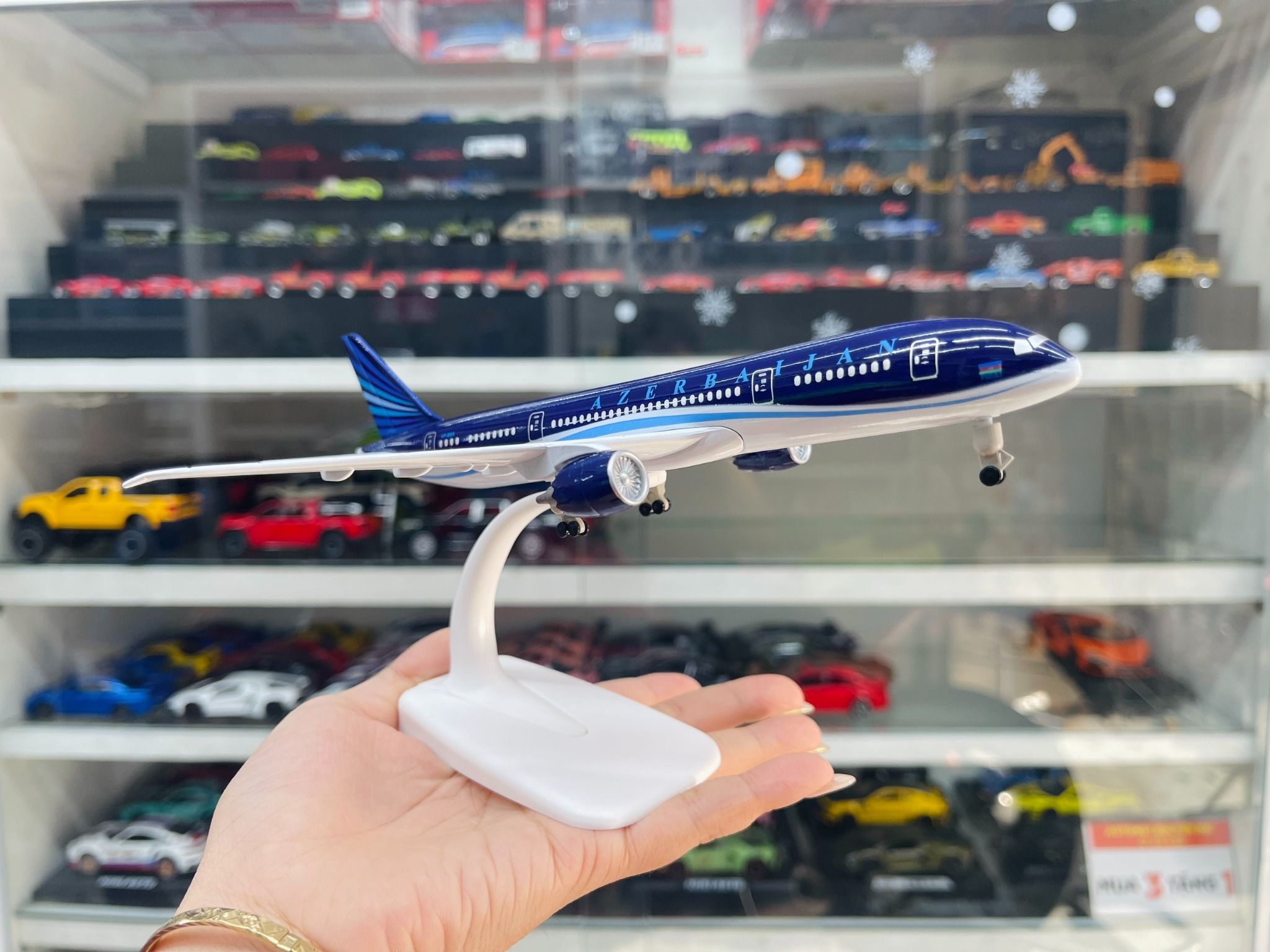 Mô hình máy bay Azerbaijan Boeing B787 có bánh xe kích thước 20cm MB20109