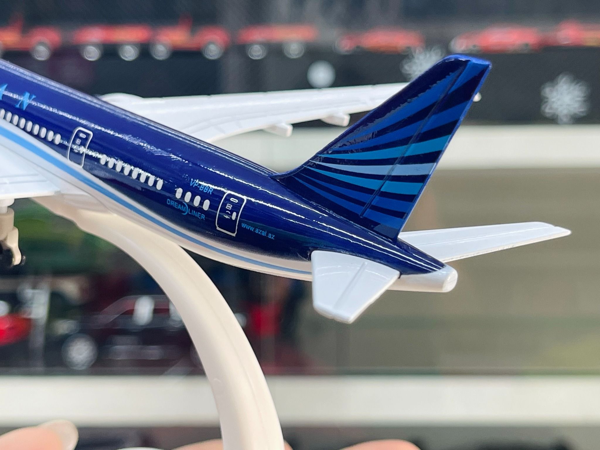 Mô hình máy bay Azerbaijan Boeing B787 có bánh xe kích thước 20cm MB20109
