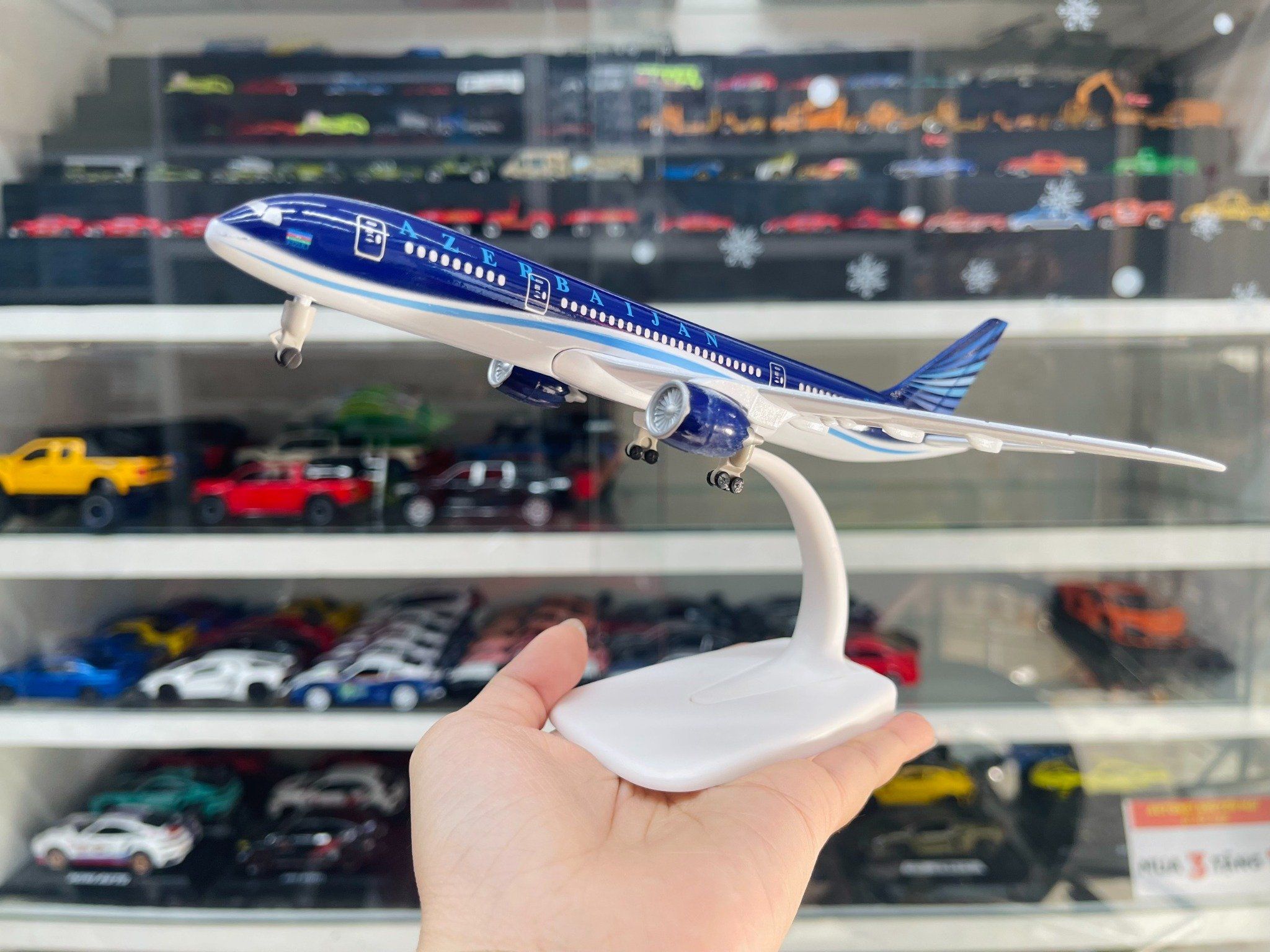 Mô hình máy bay Azerbaijan Boeing B787 có bánh xe kích thước 20cm MB20109