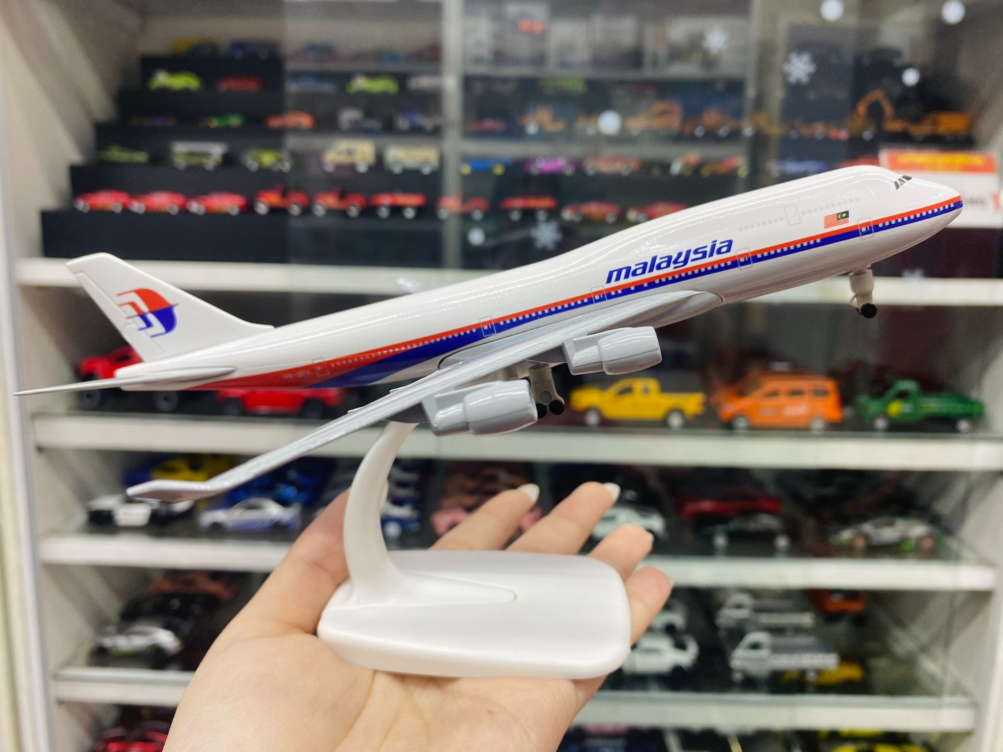 Mô hình máy bay Malaysia Airlines Boeing B747 có bánh xe 20cm MB20111