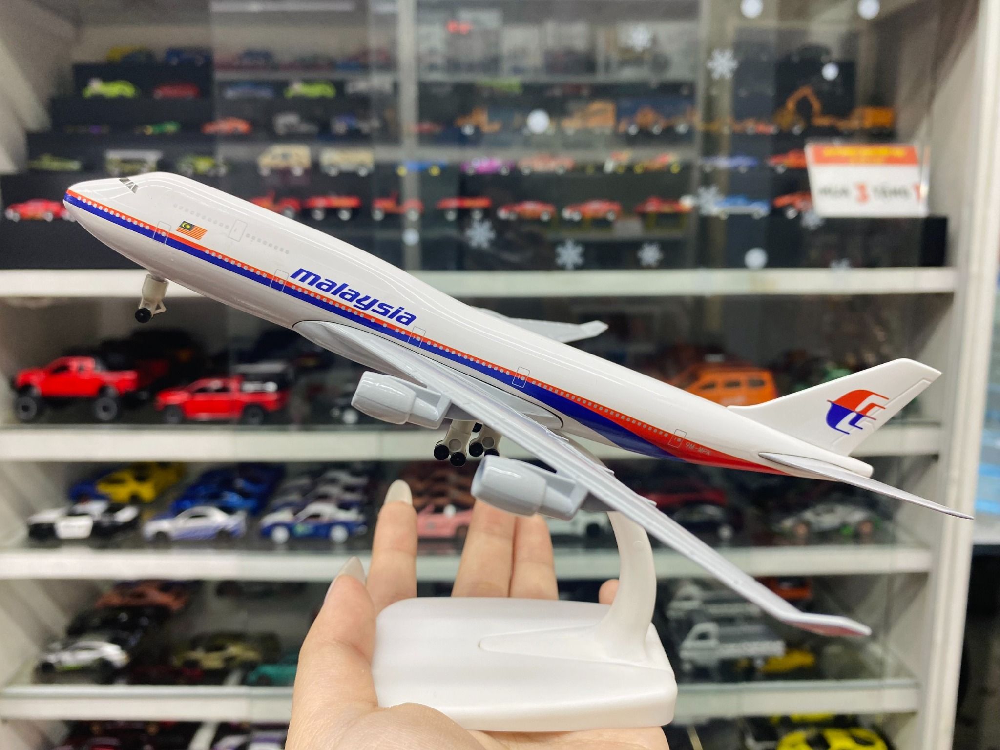 Mô hình máy bay Malaysia Airlines Boeing B747 có bánh xe 20cm MB20111