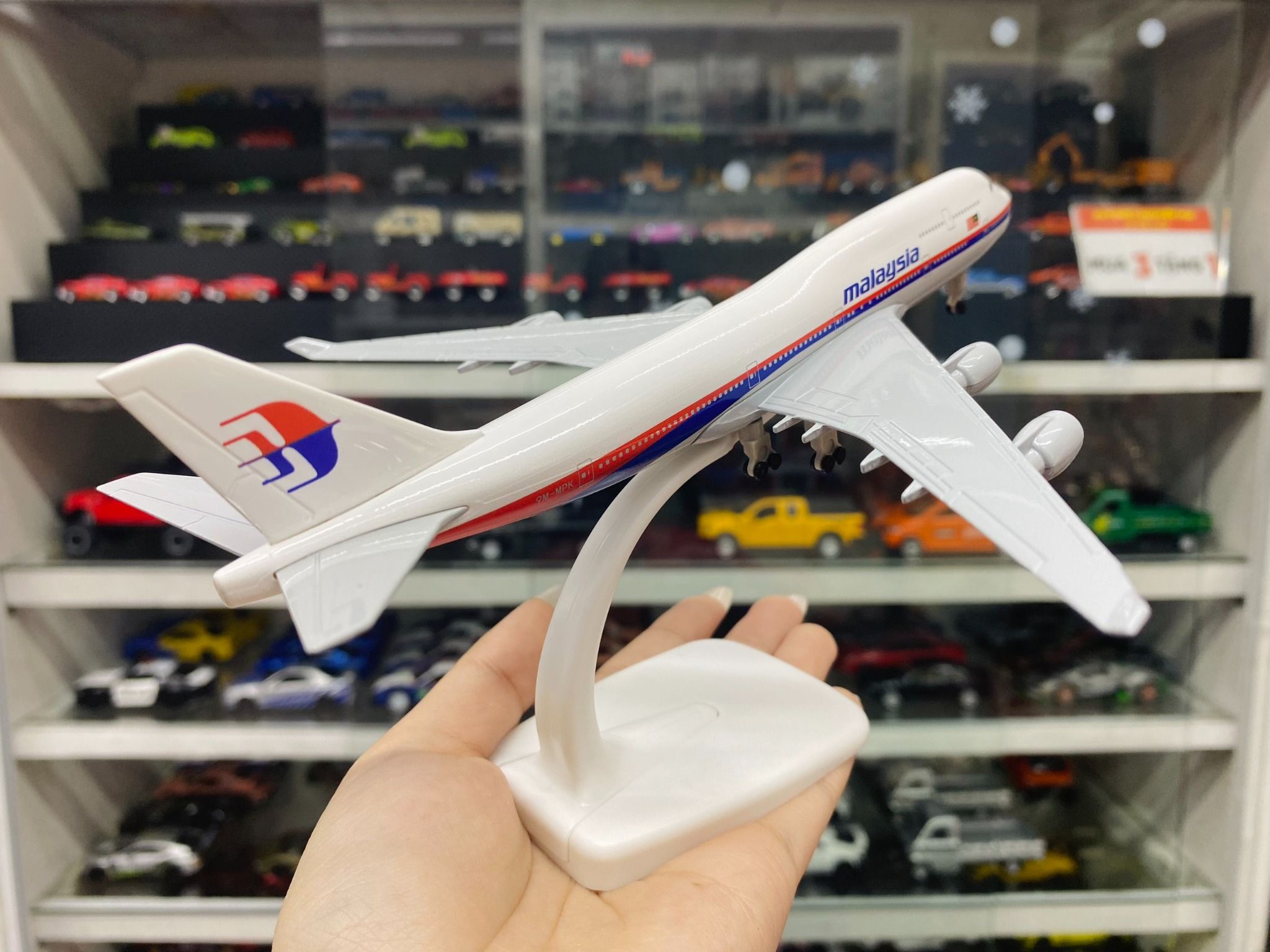 Mô hình máy bay Malaysia Airlines Boeing B747 có bánh xe 20cm MB20111