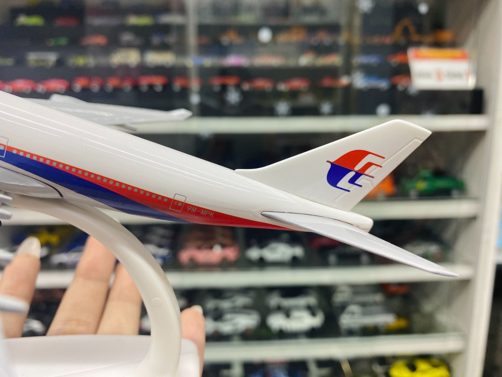 Mô hình máy bay Malaysia Airlines Boeing B747 có bánh xe 20cm MB20111