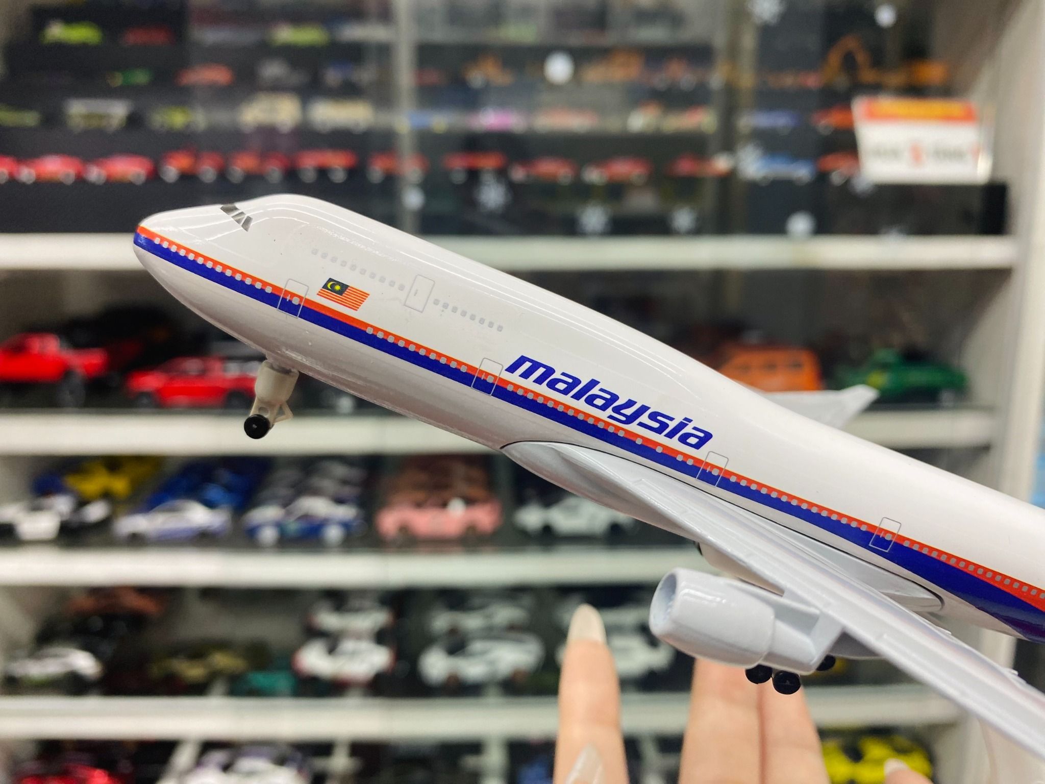 Mô hình máy bay Malaysia Airlines Boeing B747 có bánh xe 20cm MB20111