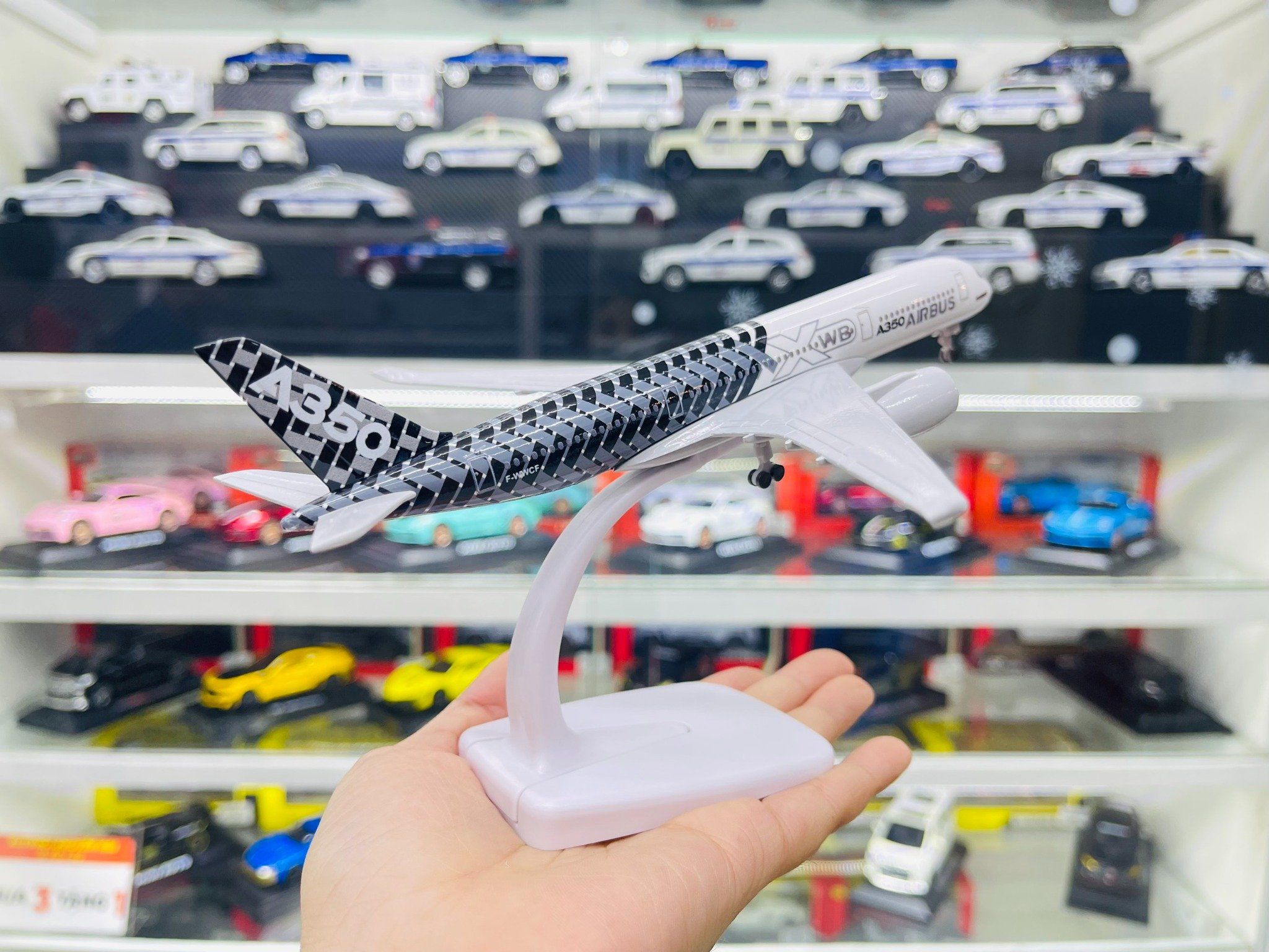 Mô hình máy bay Airlines Airbus A350 XWB có bánh xe 20cm MB20116