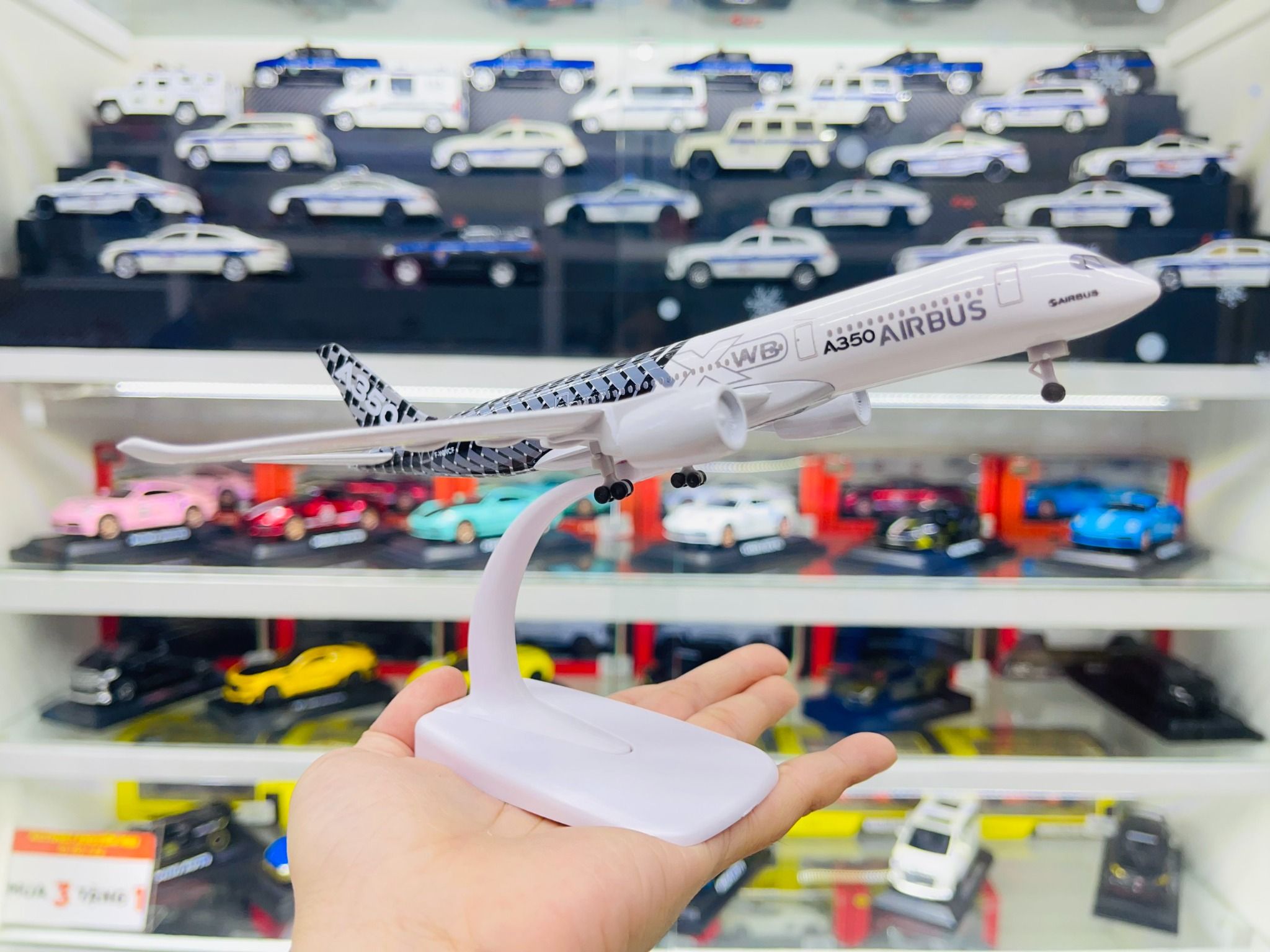 Mô hình máy bay Airlines Airbus A350 XWB có bánh xe 20cm MB20116