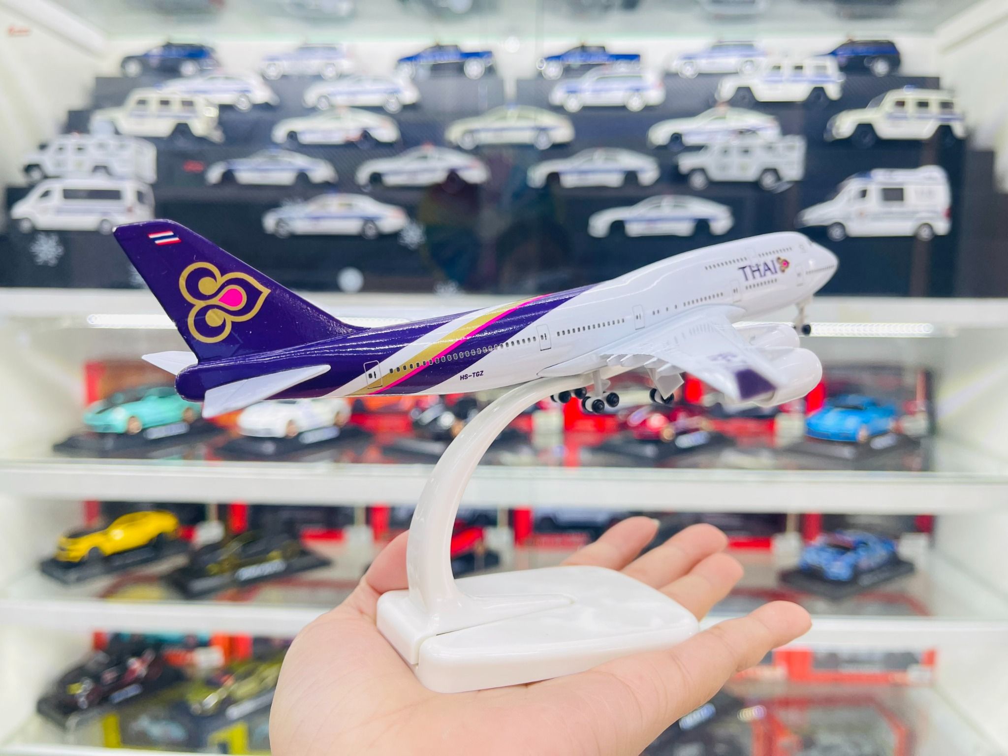 Mô hình máy bay Thái Lan Boeing B747 HS162 có bánh xe kích thước 20cm MB20122