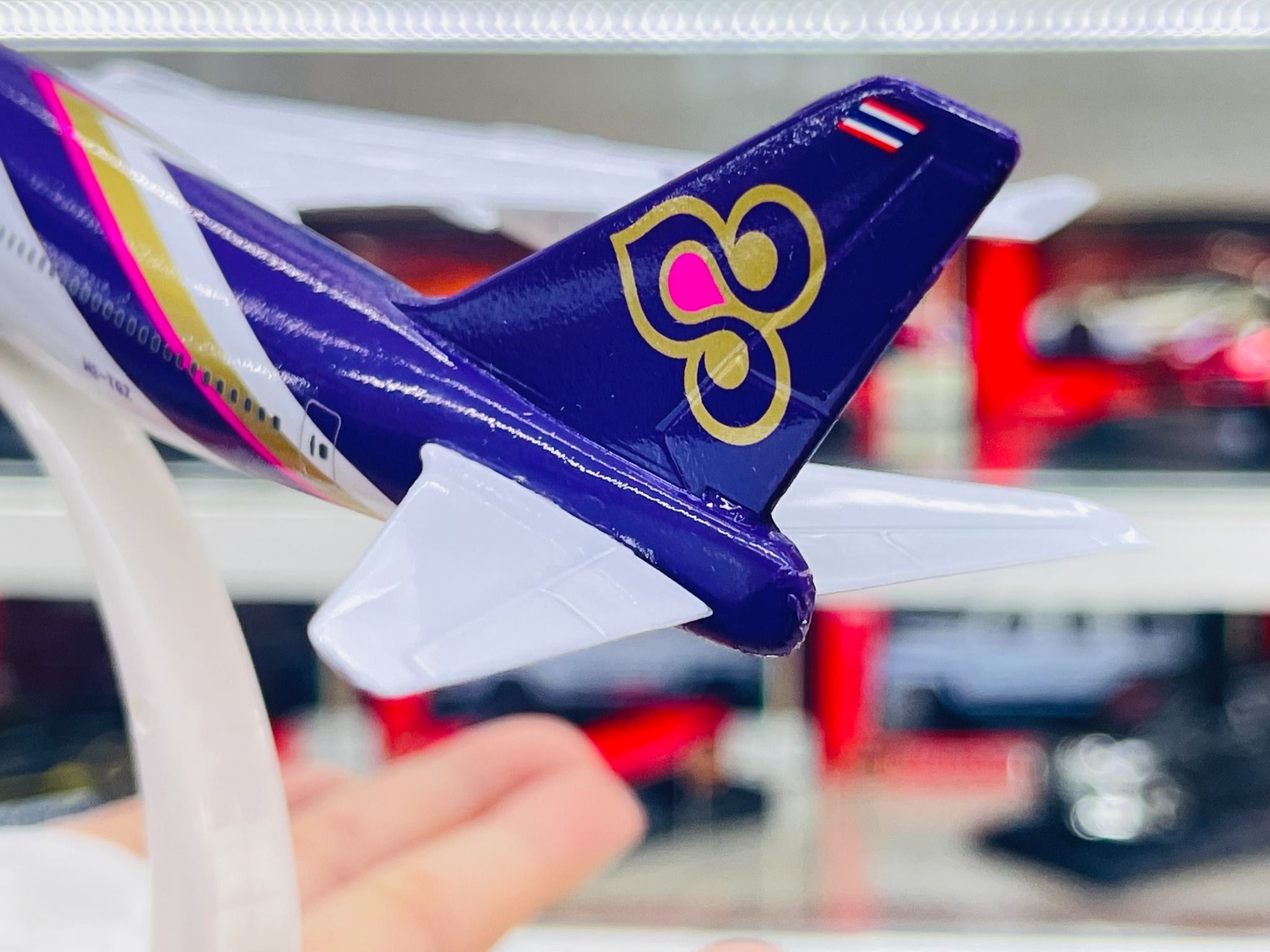 Mô hình máy bay Thái Lan Boeing B747 HS162 có bánh xe kích thước 20cm MB20122