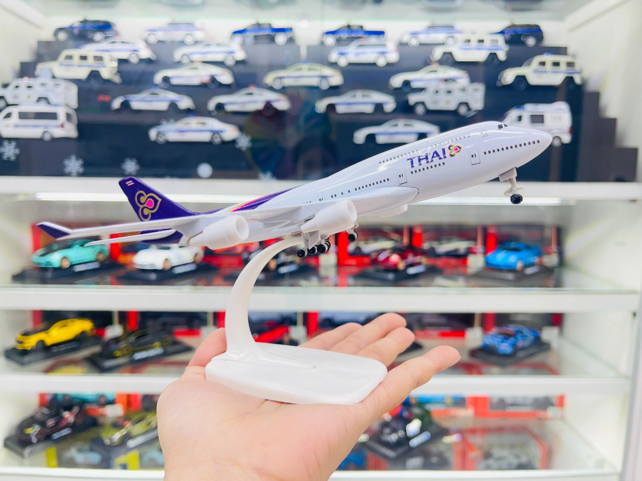 Mô hình máy bay Thái Lan Boeing B747 HS162 có bánh xe kích thước 20cm MB20122