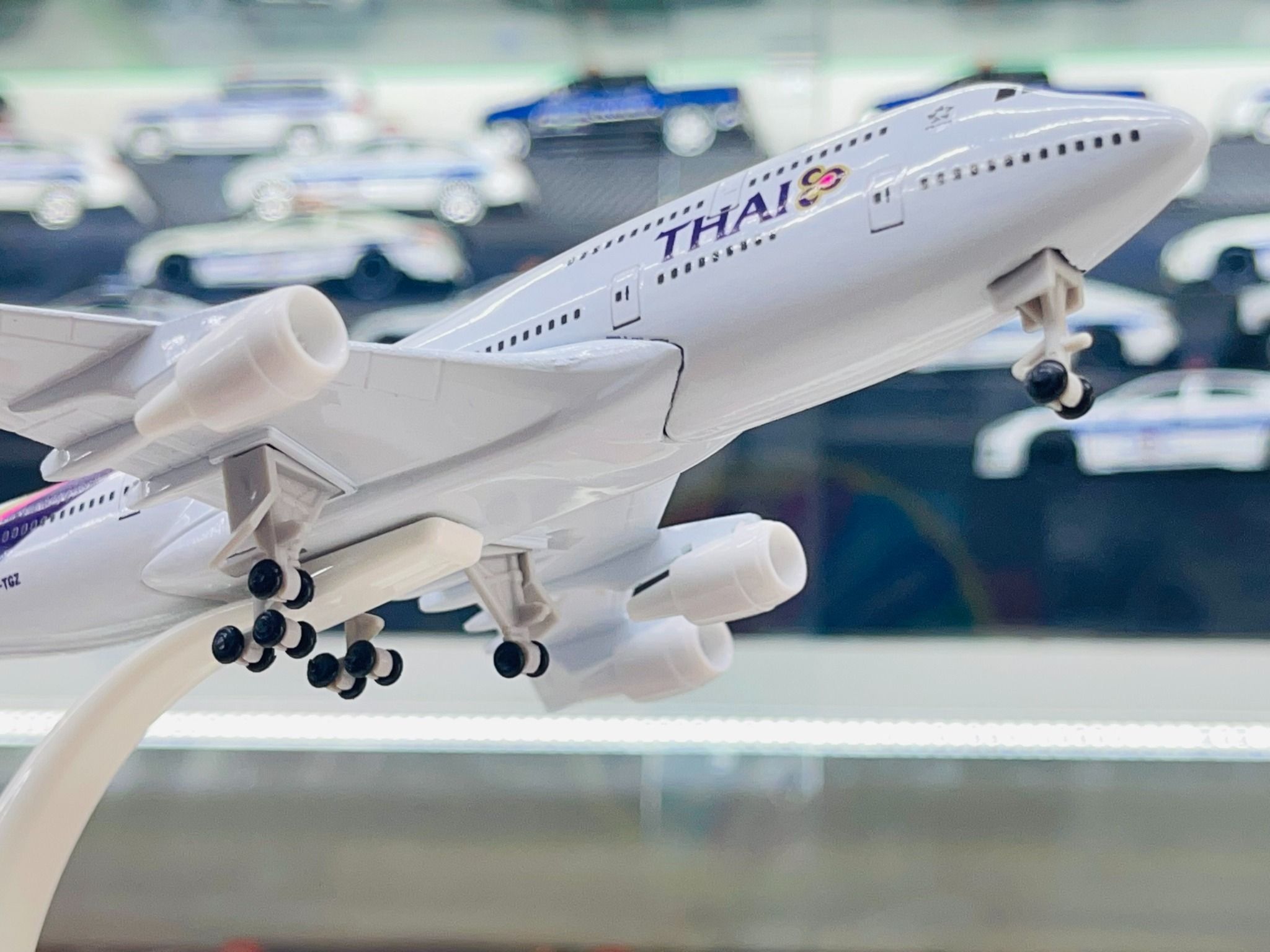 Mô hình máy bay Thái Lan Boeing B747 HS162 có bánh xe kích thước 20cm MB20122