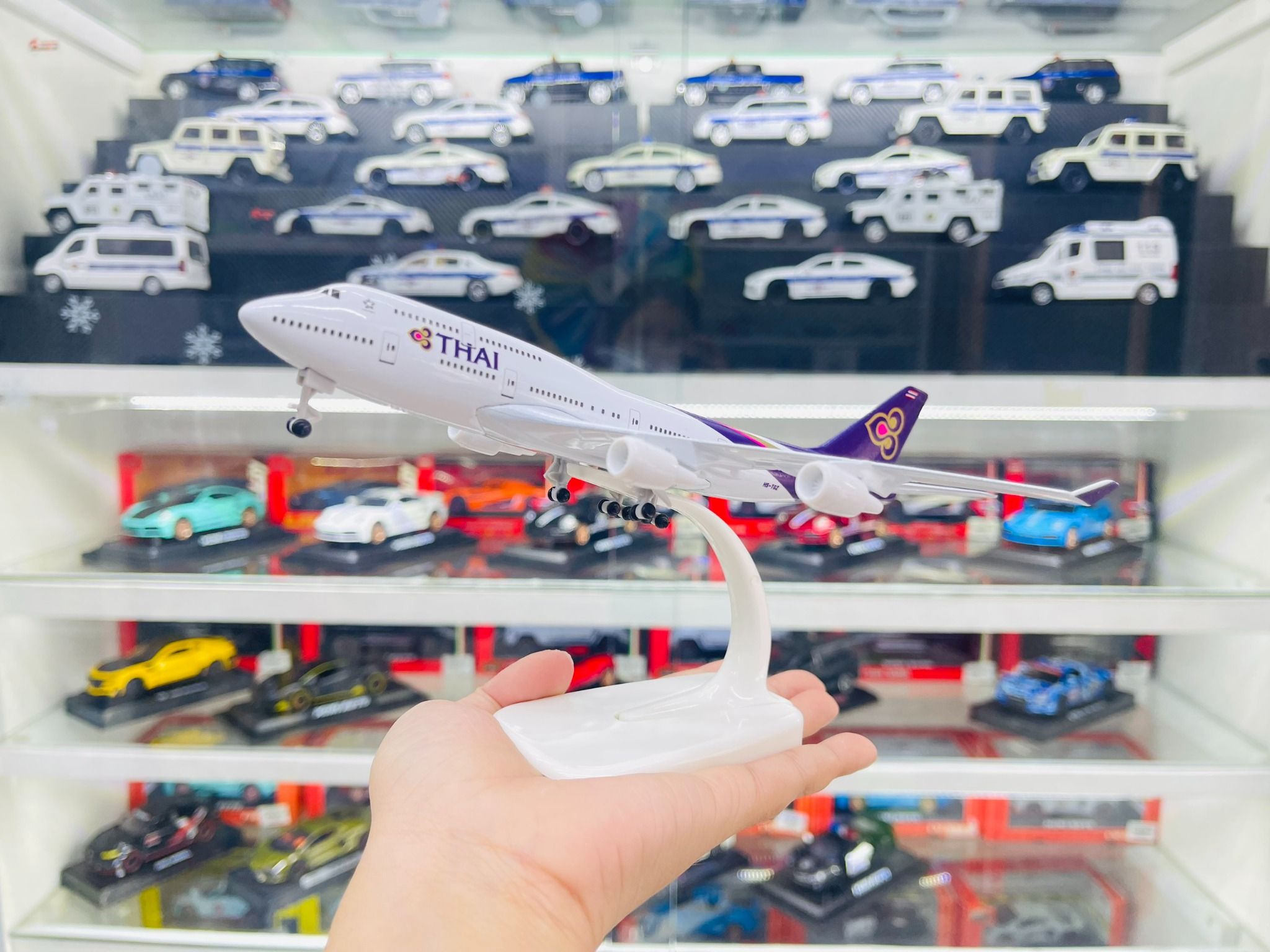 Mô hình máy bay Thái Lan Boeing B747 HS162 có bánh xe kích thước 20cm MB20122