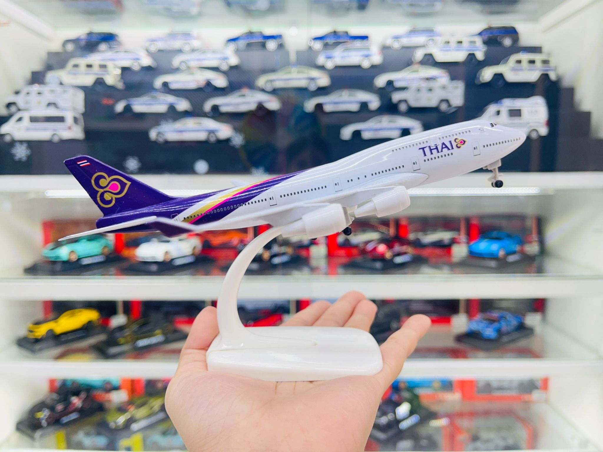 Mô hình máy bay Thái Lan Boeing B747 HS162 có bánh xe kích thước 20cm MB20122