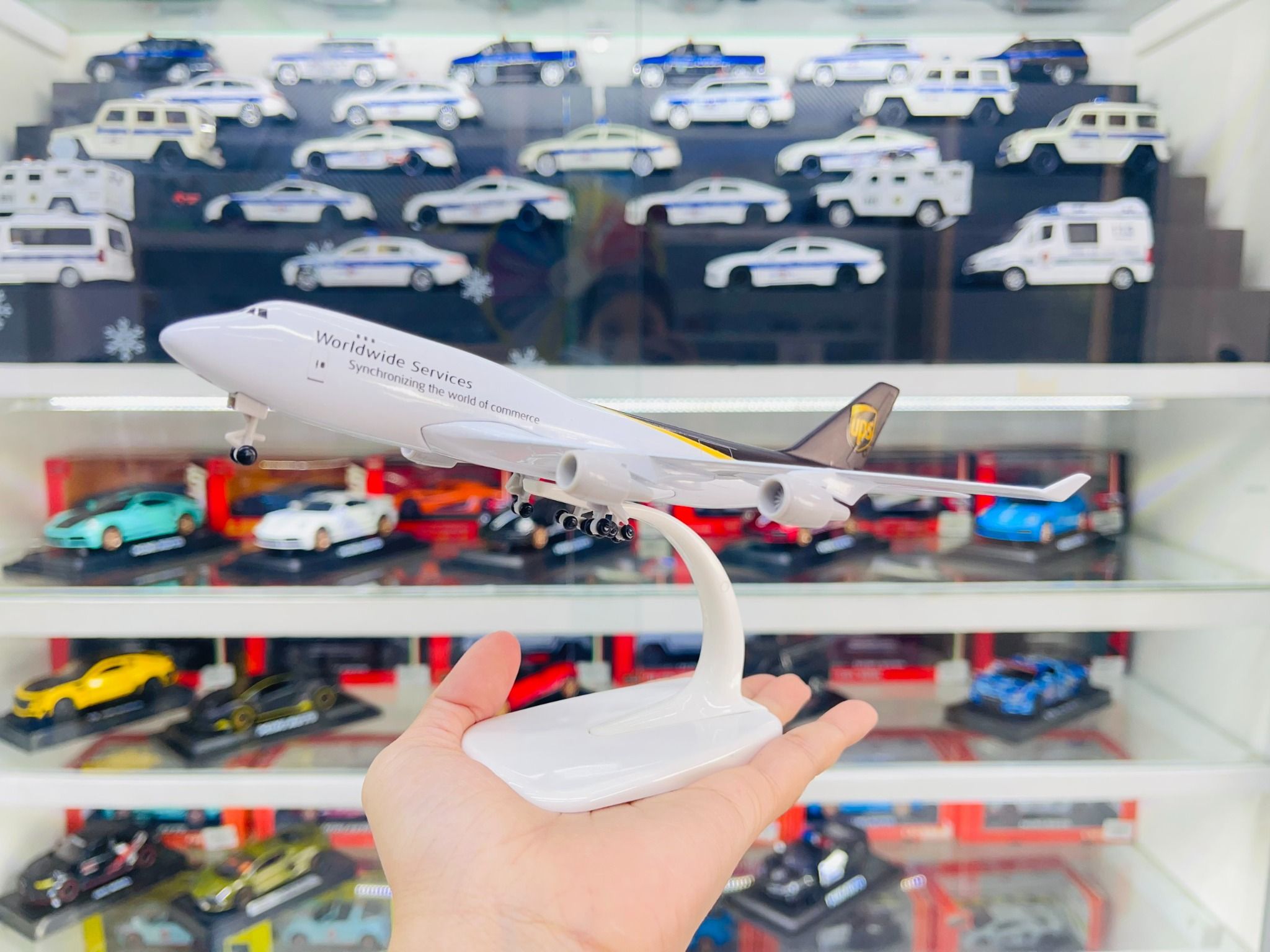 Mô hình máy bay vận chuyển UPS Boeing B747 có bánh xe kích thước 20cm MB20123