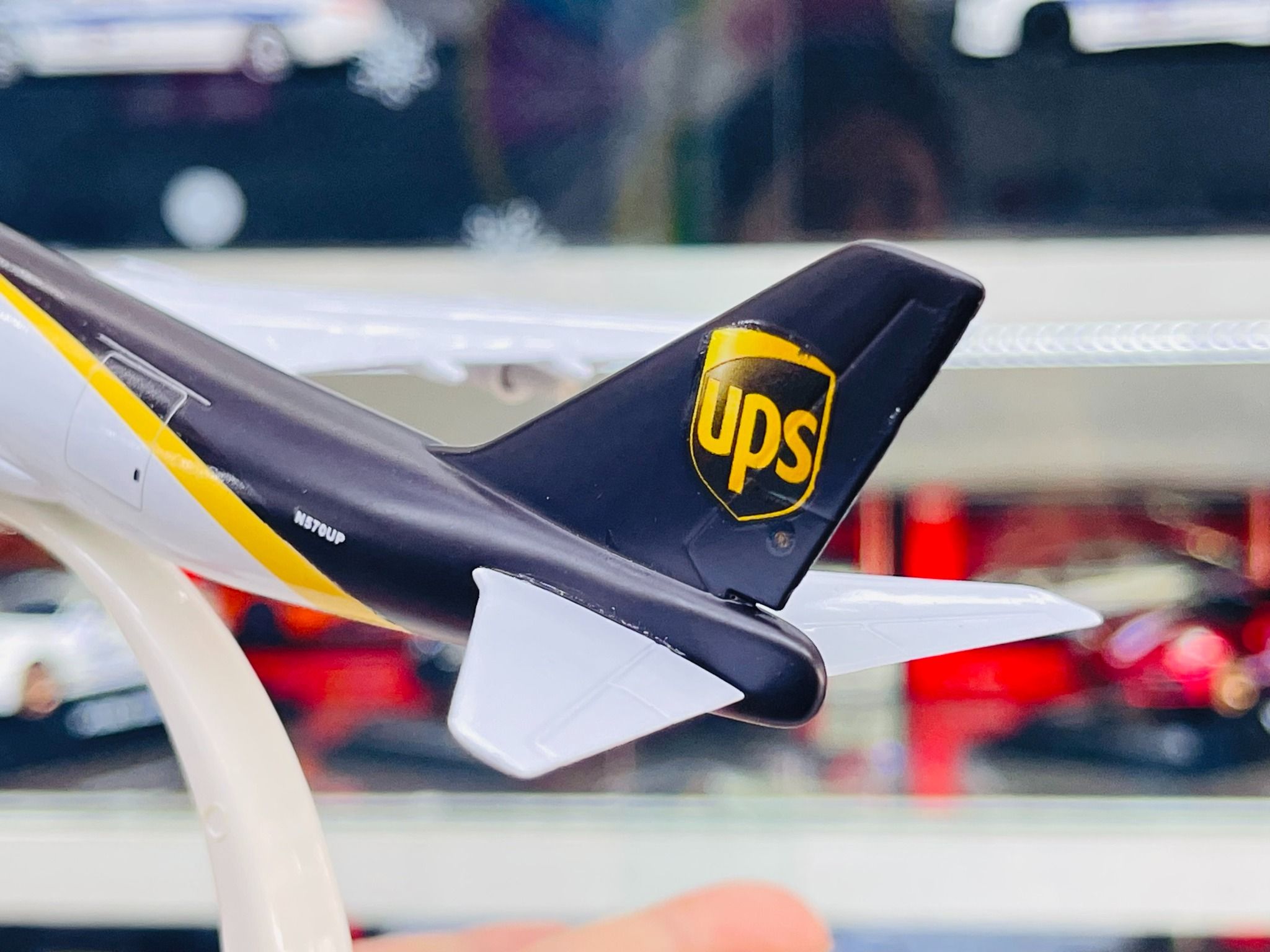 Mô hình máy bay vận chuyển UPS Boeing B747 có bánh xe kích thước 20cm MB20123