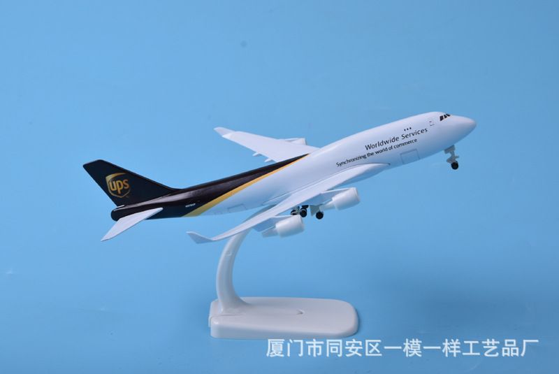 Mô hình máy bay vận chuyển UPS Boeing B747 có bánh xe kích thước 20cm MB20123