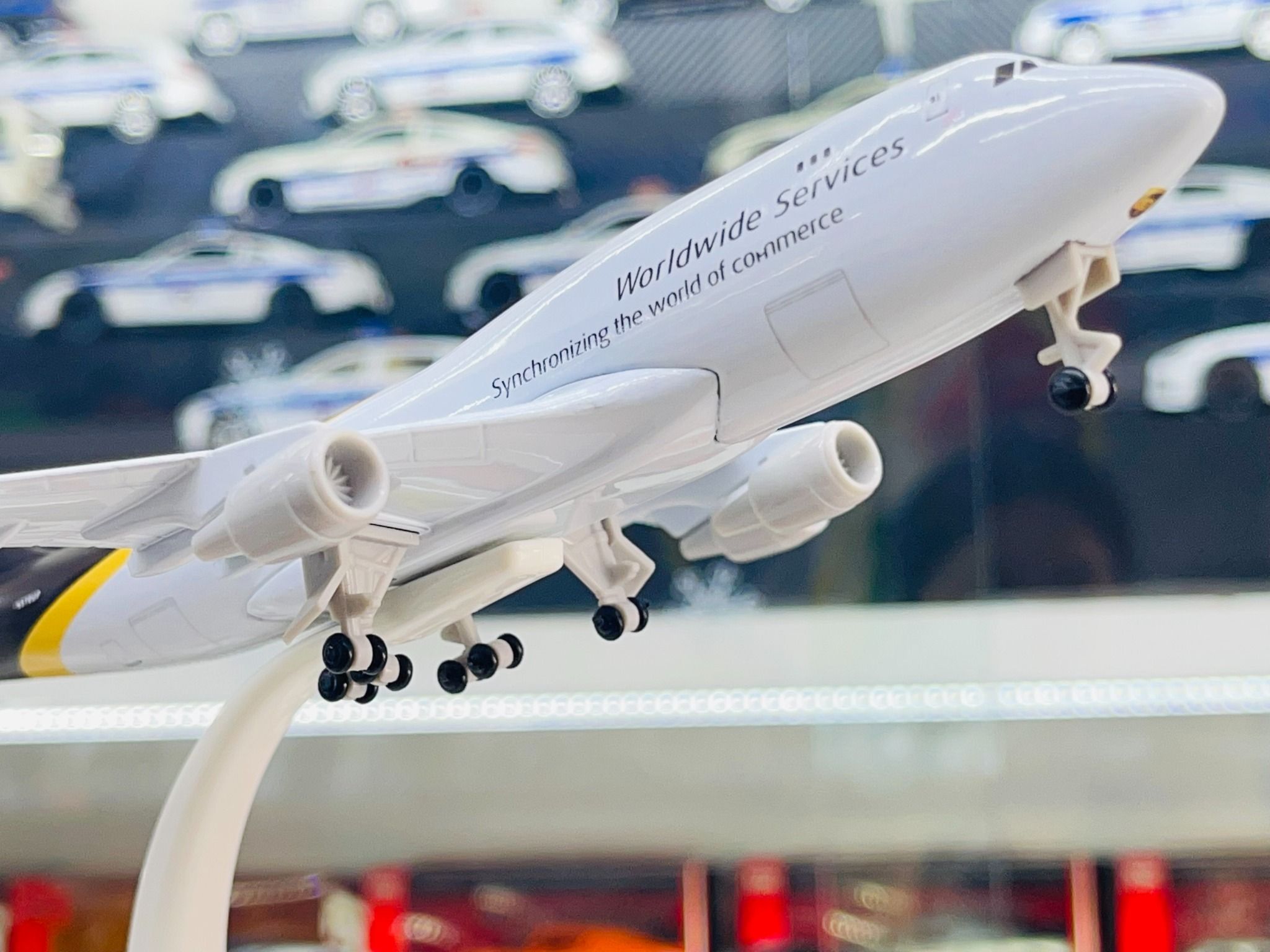 Mô hình máy bay vận chuyển UPS Boeing B747 có bánh xe kích thước 20cm MB20123