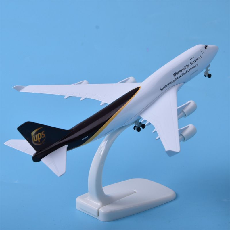 Mô hình máy bay vận chuyển UPS Boeing B747 có bánh xe kích thước 20cm MB20123