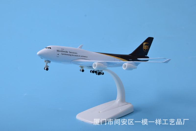 Mô hình máy bay vận chuyển UPS Boeing B747 có bánh xe kích thước 20cm MB20123