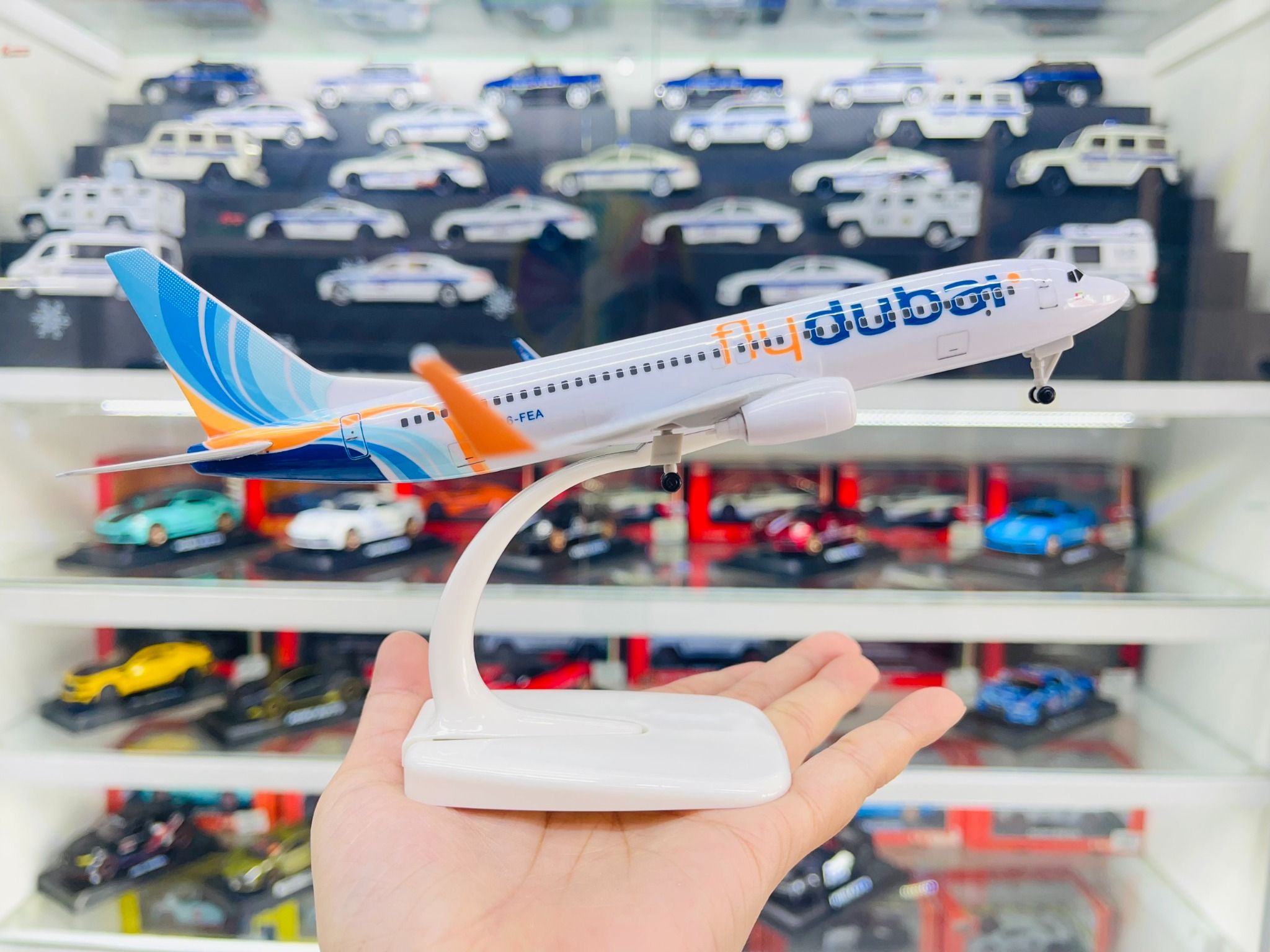 Mô hình máy bay Fly Dubai Boeing B737-800 có bánh xe kích thước 20cm MB20125