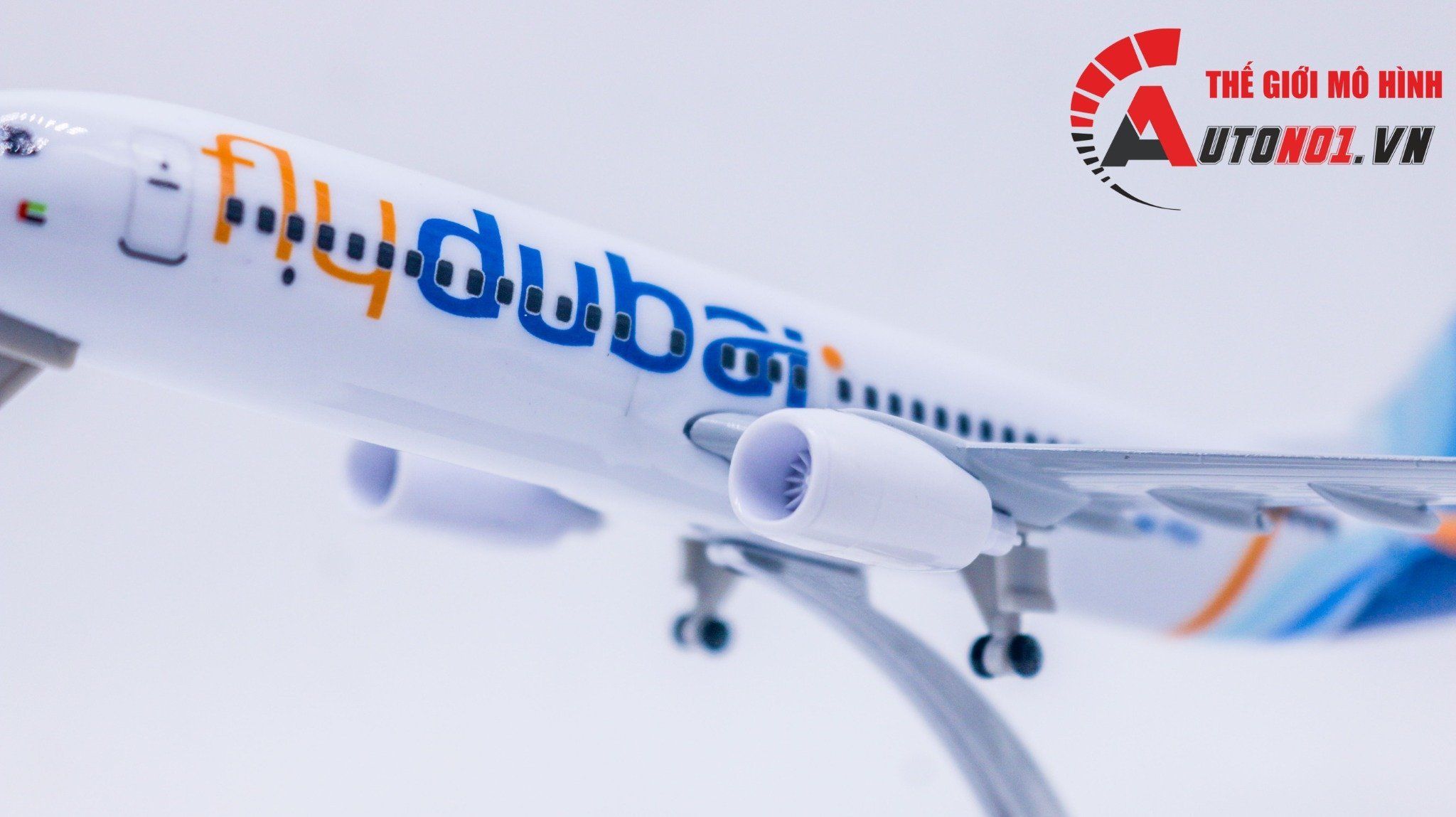 Mô hình máy bay Fly Dubai Boeing B737-800 có bánh xe kích thước 20cm MB20125
