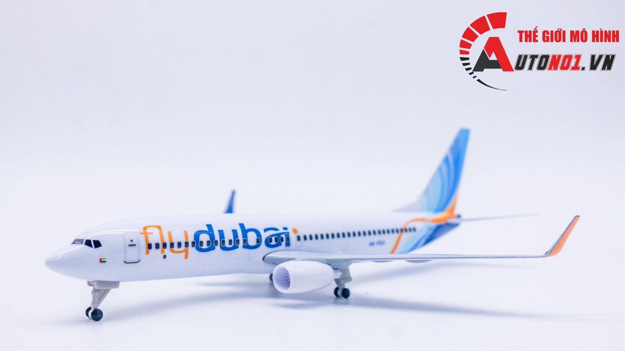 Mô hình máy bay Fly Dubai Boeing B737-800 có bánh xe kích thước 20cm MB20125