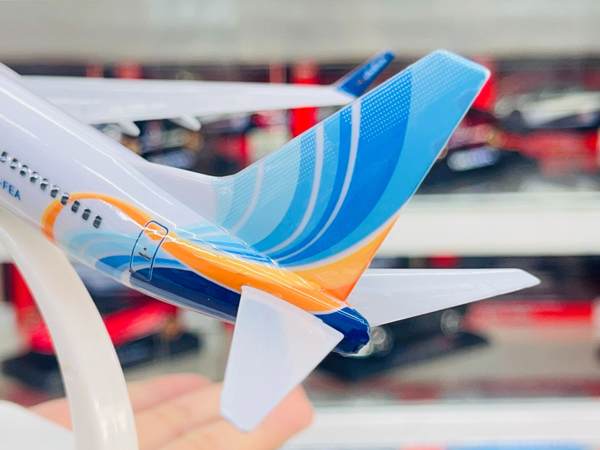 Mô hình máy bay Fly Dubai Boeing B737-800 có bánh xe kích thước 20cm MB20125