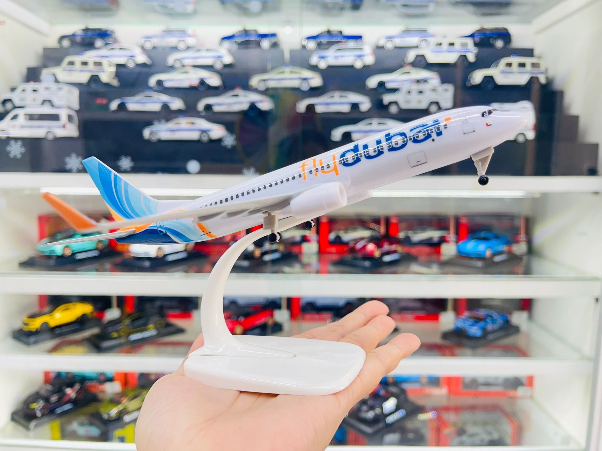 Mô hình máy bay Fly Dubai Boeing B737-800 có bánh xe kích thước 20cm MB20125