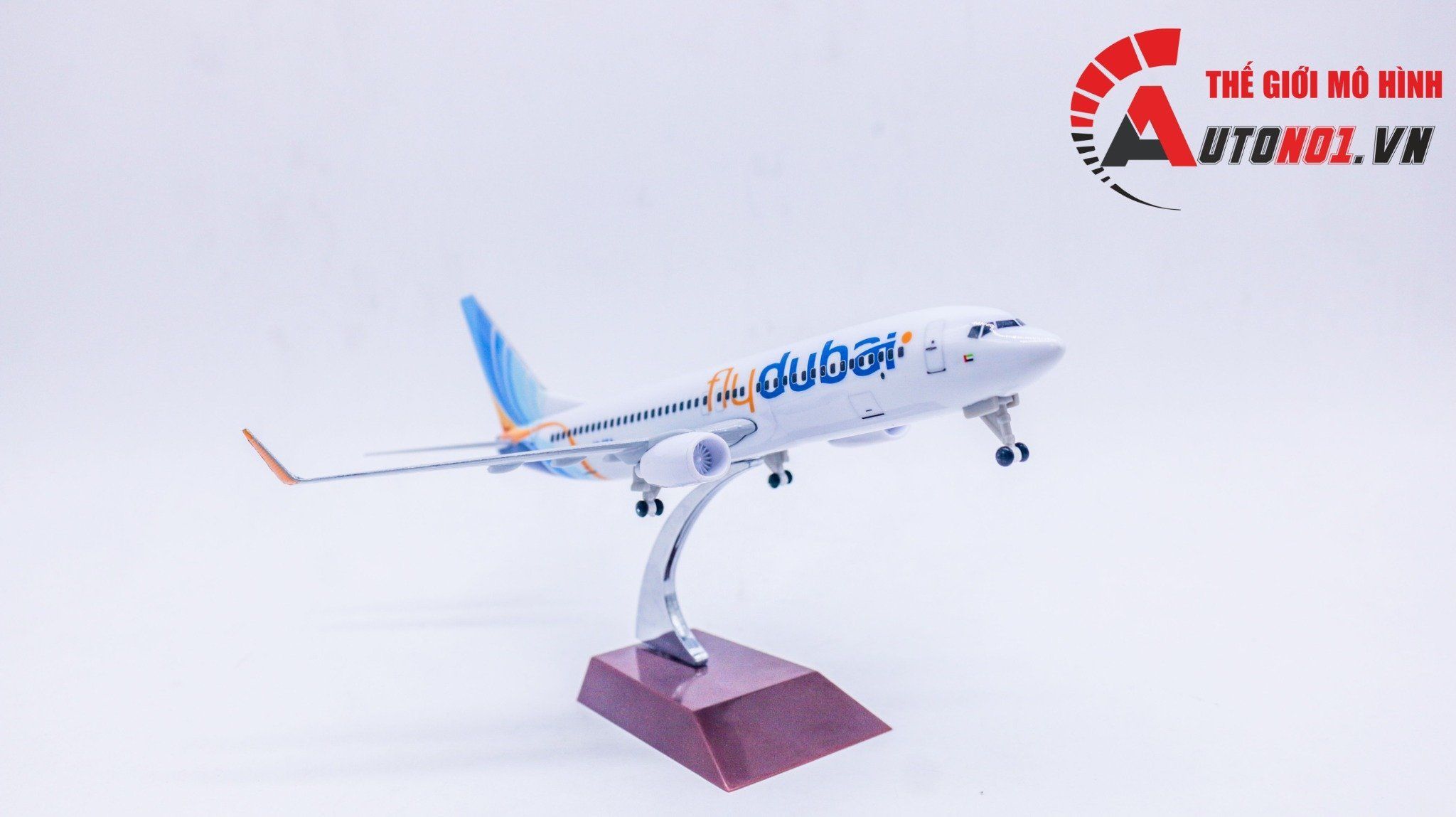 Mô hình máy bay Fly Dubai Boeing B737-800 có bánh xe kích thước 20cm MB20125