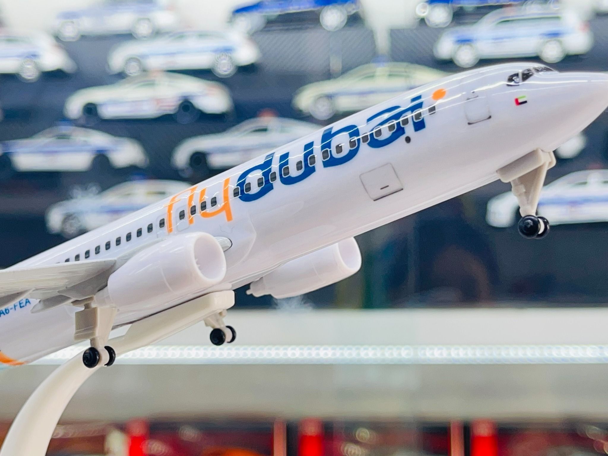 Mô hình máy bay Fly Dubai Boeing B737-800 có bánh xe kích thước 20cm MB20125