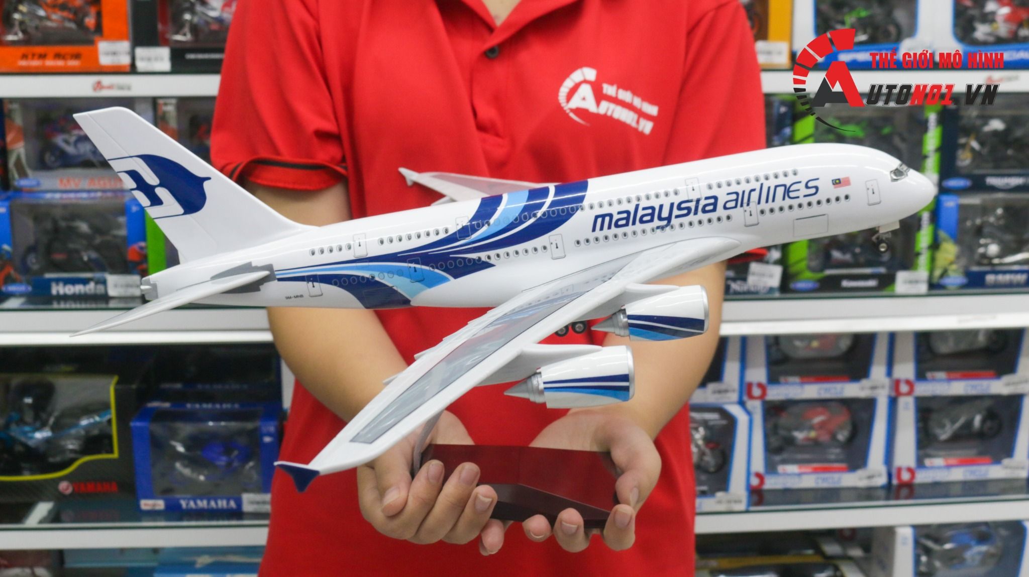 Mô hình máy bay Malaysia Airlines Airbus A380 47cm 1:160 có đèn led tự động theo tiếng vỗ tay hoặc chạm MB47026
