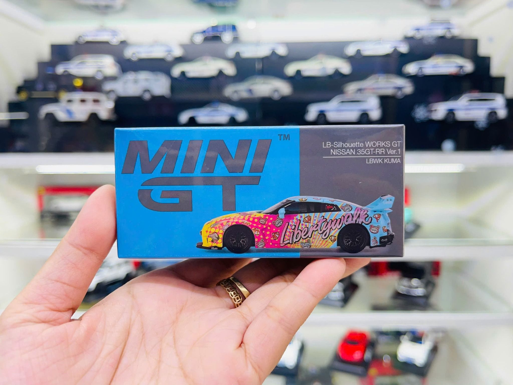 Mô hình xe LB-Silhouette WORKS GT NISSAN 35GT-RR Ver.1 LBWK KUMA tỉ lệ 1:64 MiniGT MGT00742