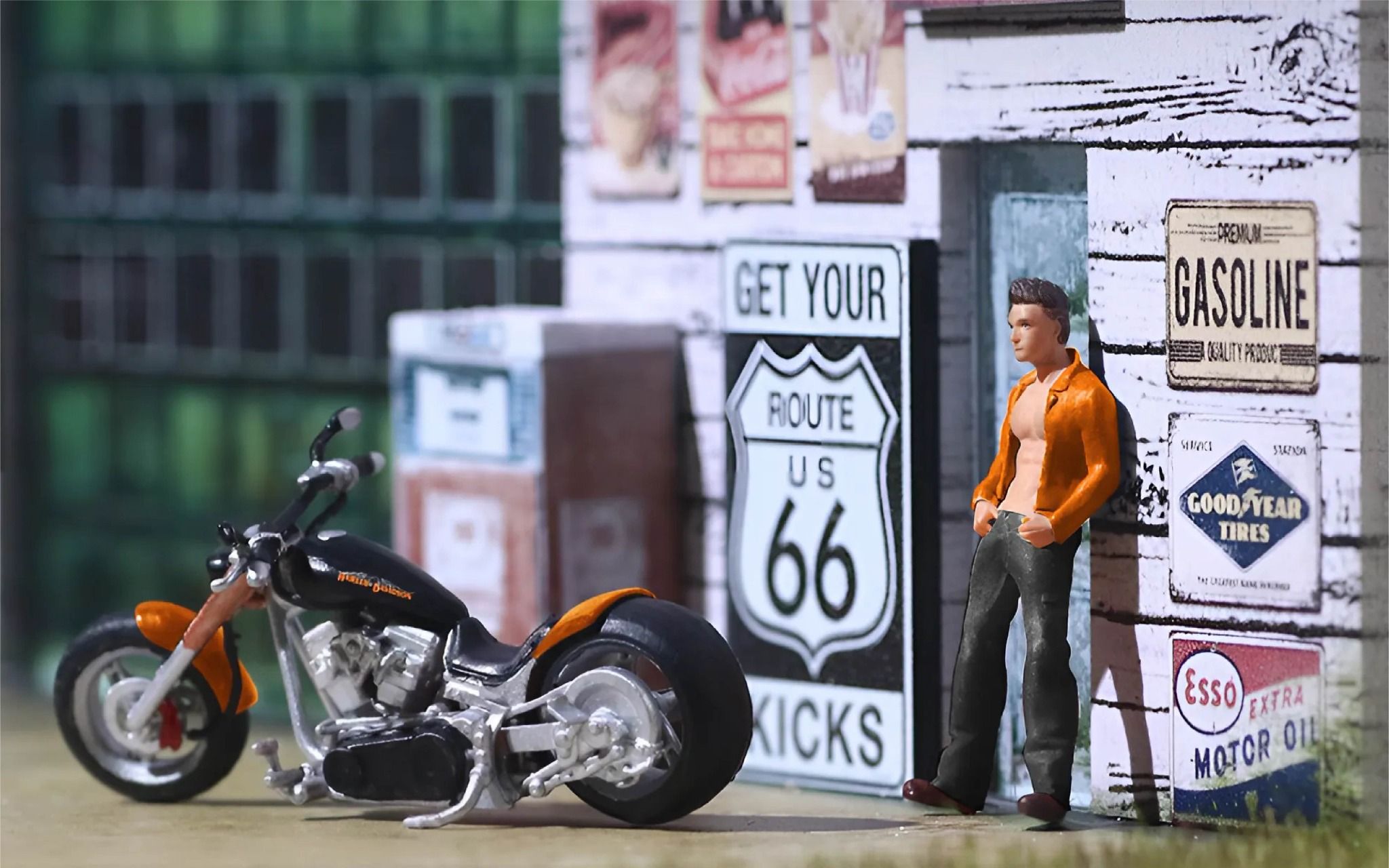 Mô hình nhân vật và mô tô Harley-Davidson Black and Orange Motorcycle Doll tỉ lệ 1:64 More Art MO222127