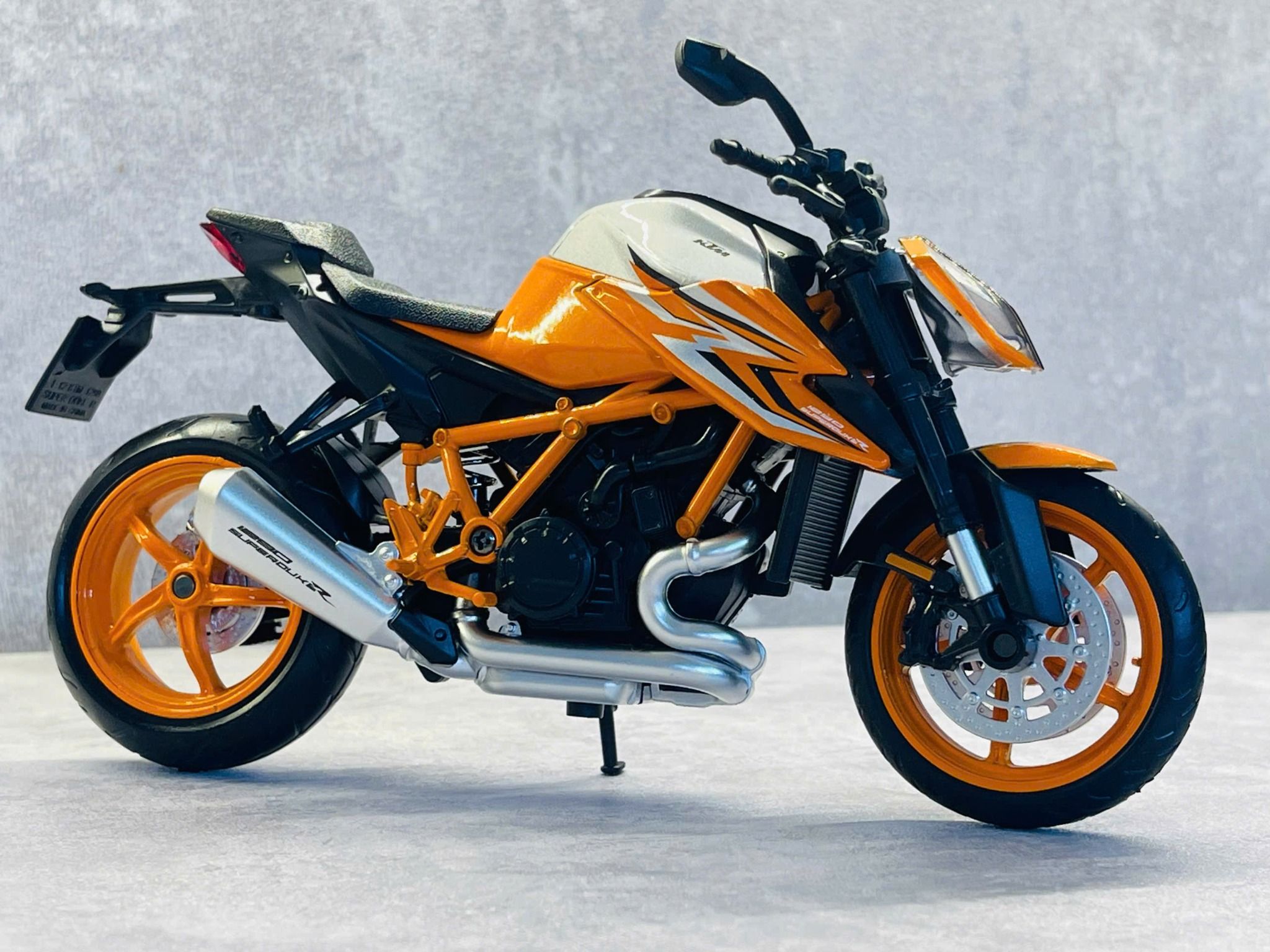 Mô hình xe KTM 1290 Super Duke R có đế tỉ lệ 1:12 CCA MT12006