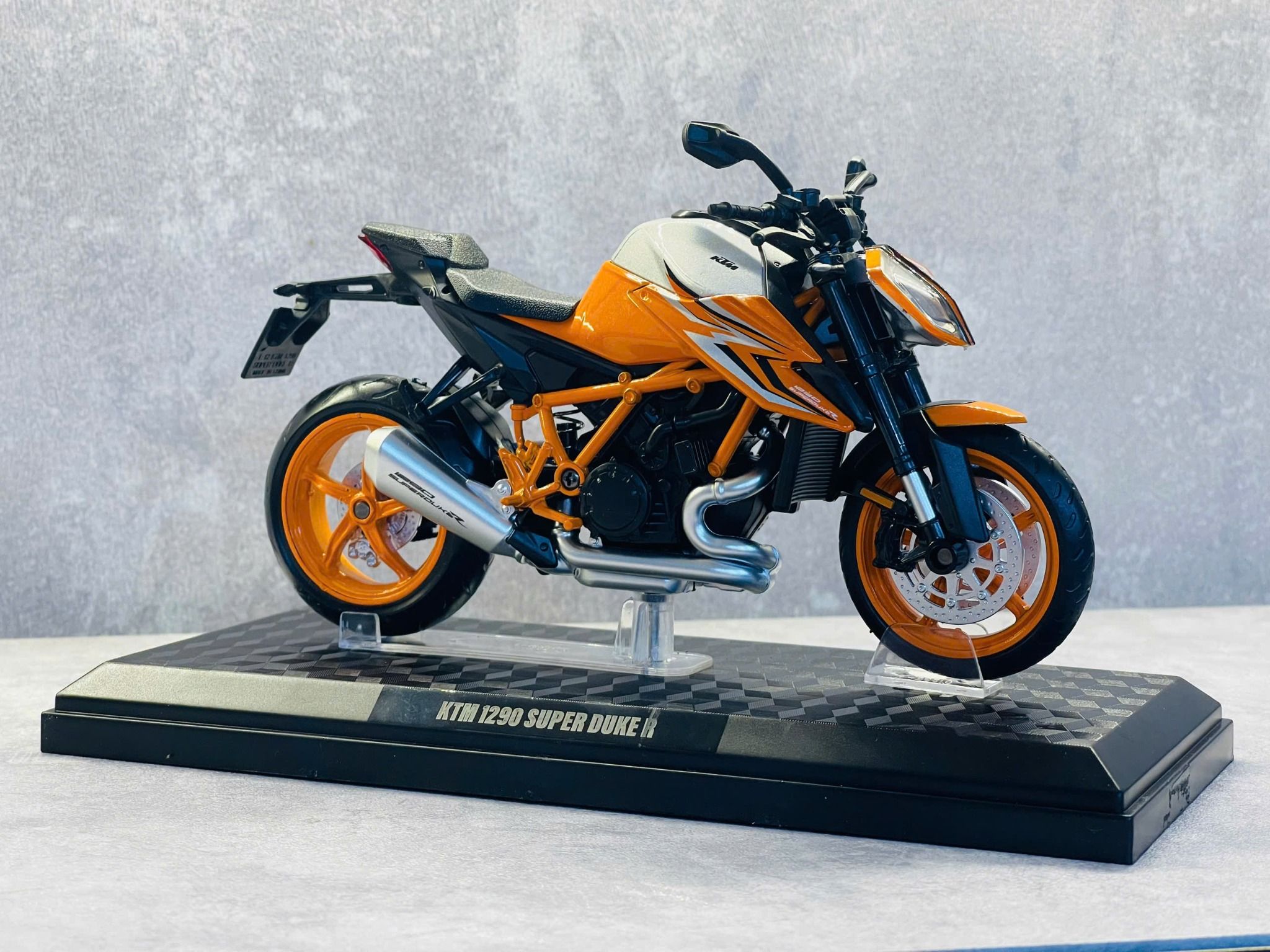 Mô hình xe KTM 1290 Super Duke R có đế tỉ lệ 1:12 CCA MT12006