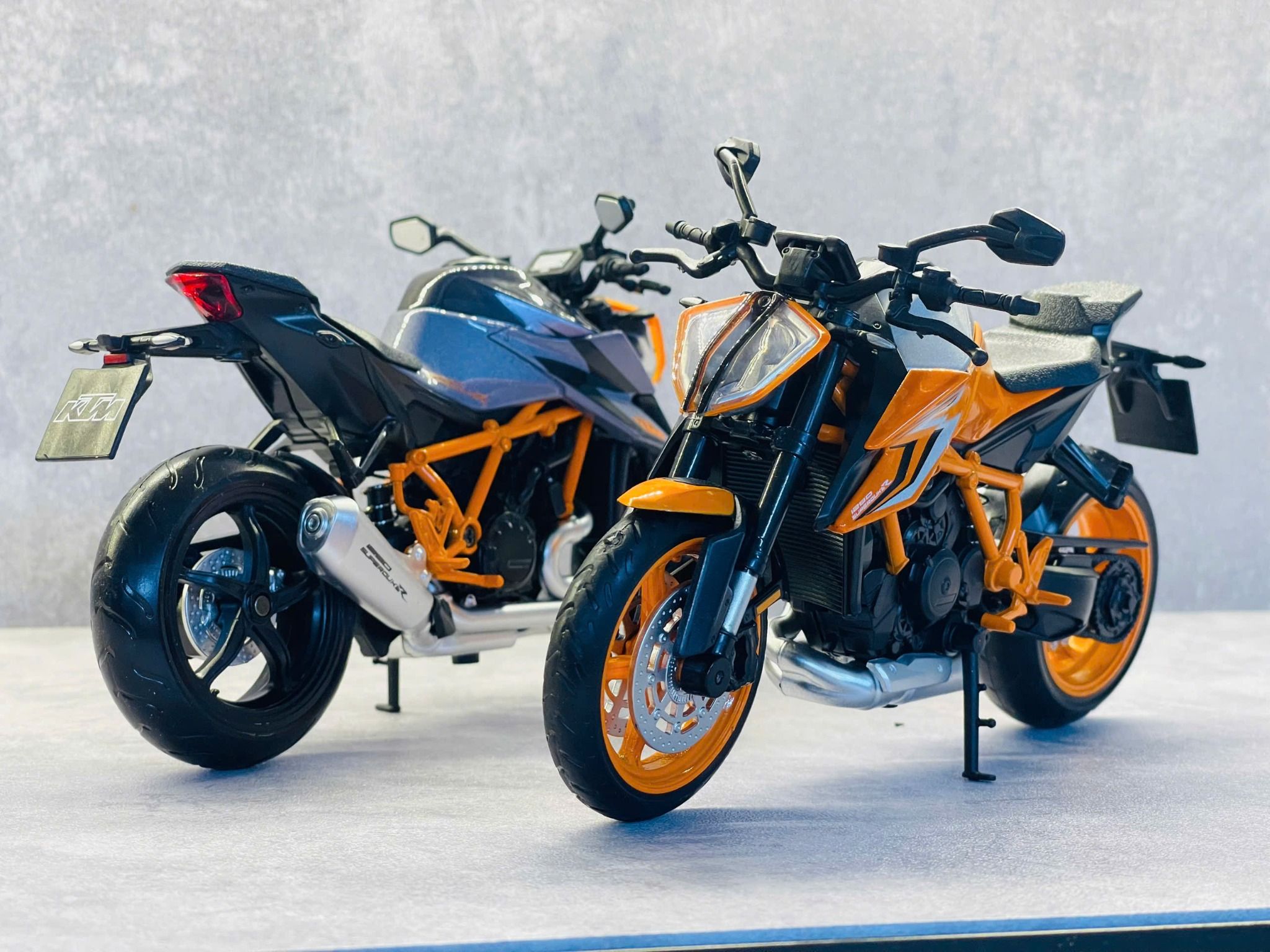 Mô hình xe KTM 1290 Super Duke R có đế tỉ lệ 1:12 CCA MT12006