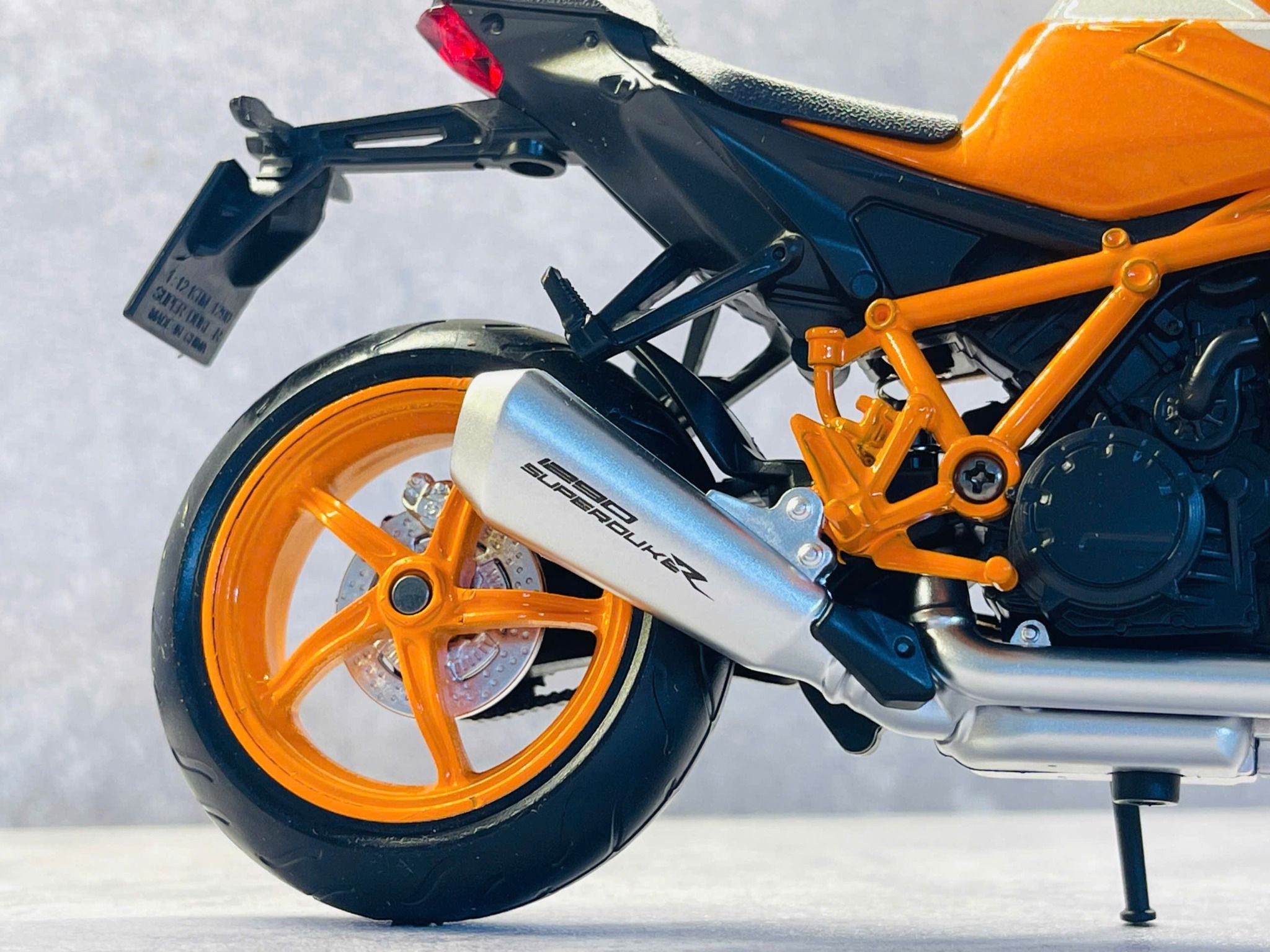 Mô hình xe KTM 1290 Super Duke R có đế tỉ lệ 1:12 CCA MT12006