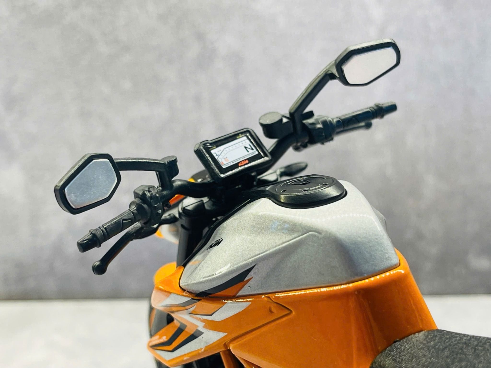 Mô hình xe KTM 1290 Super Duke R có đế tỉ lệ 1:12 CCA MT12006