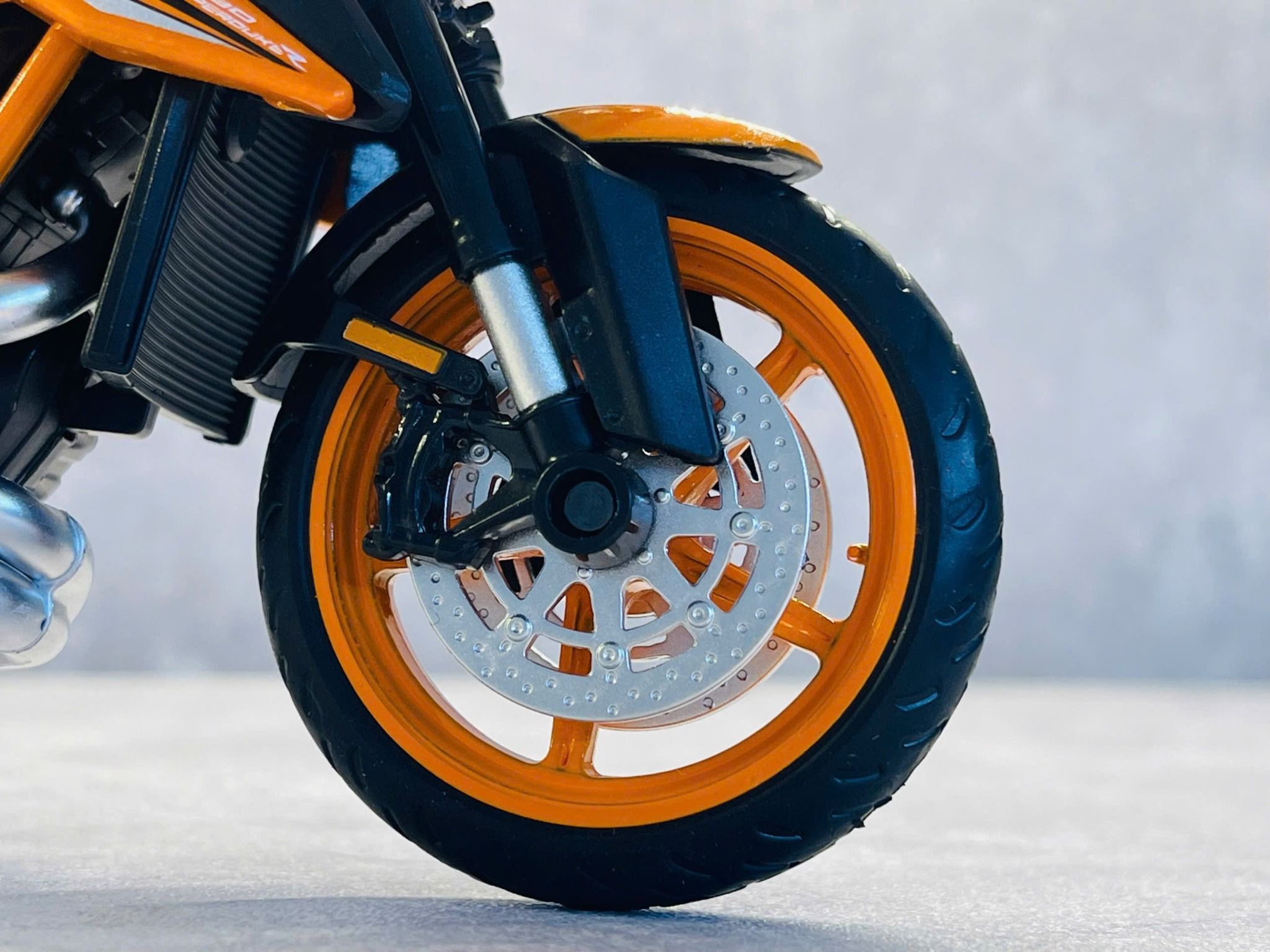 Mô hình xe KTM 1290 Super Duke R có đế tỉ lệ 1:12 CCA MT12006