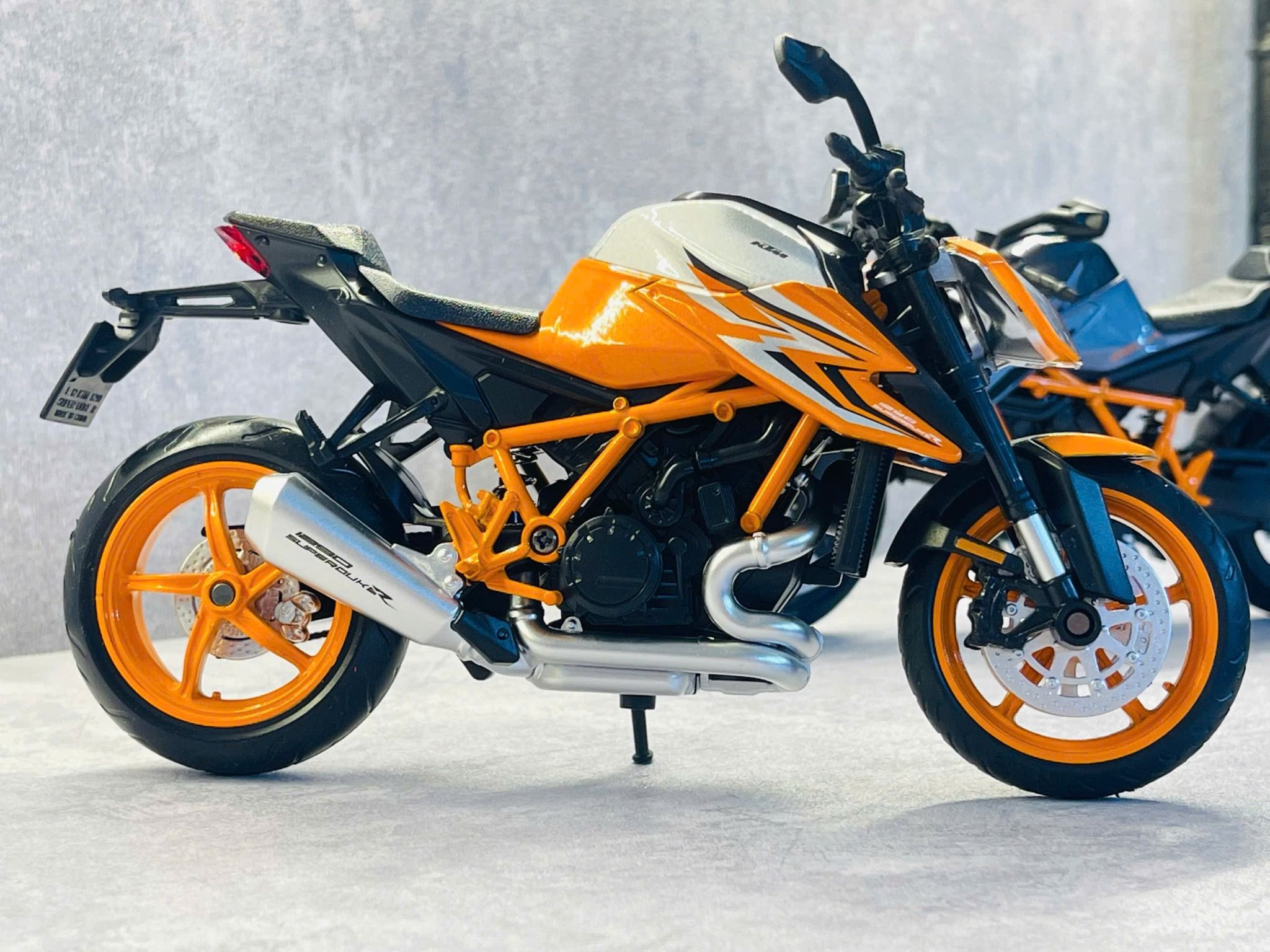 Mô hình xe KTM 1290 Super Duke R có đế tỉ lệ 1:12 CCA MT12006